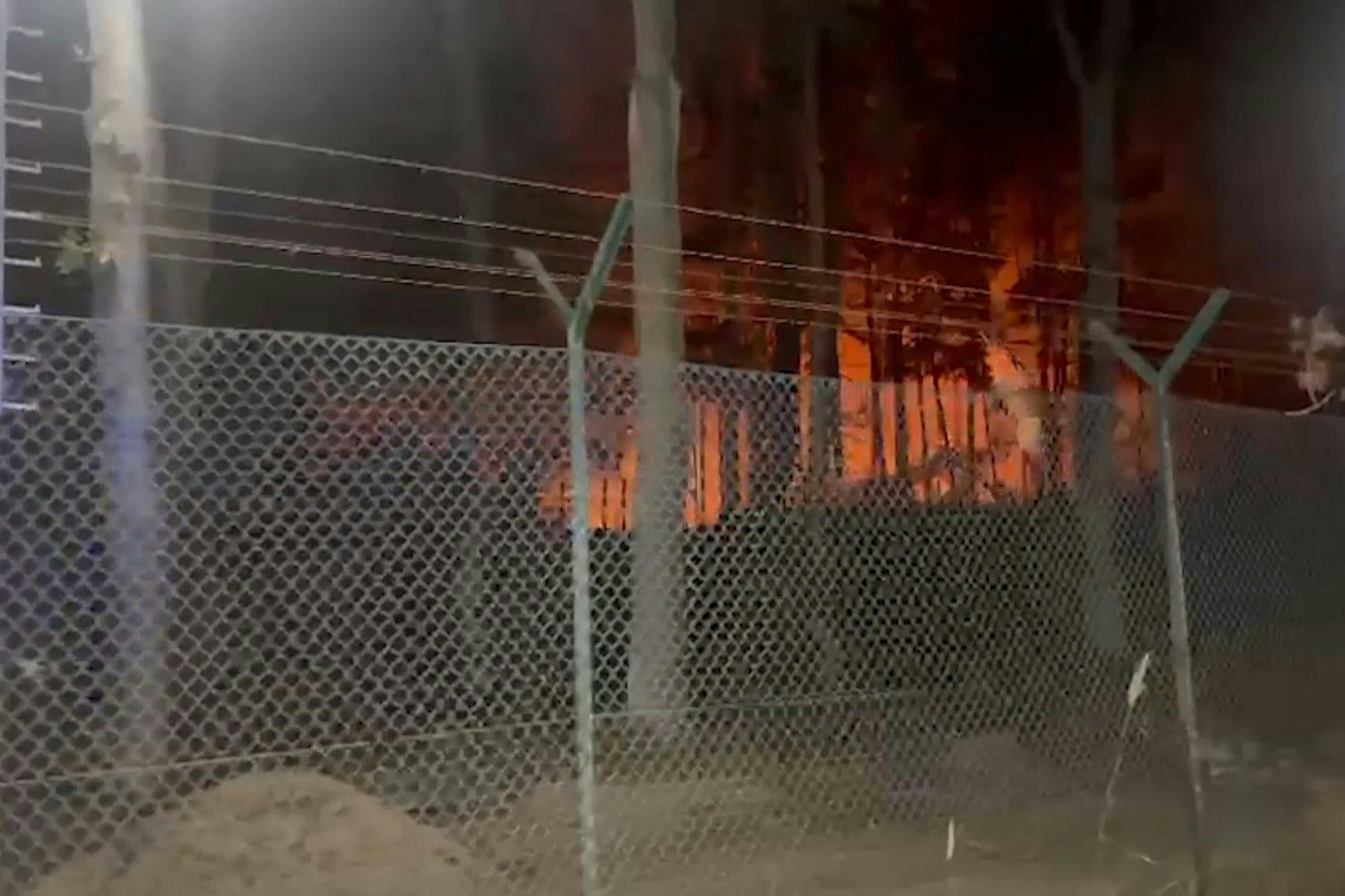 Feuer und Rauch sind am Sprengplatz im Berliner Grunewald zu sehen.