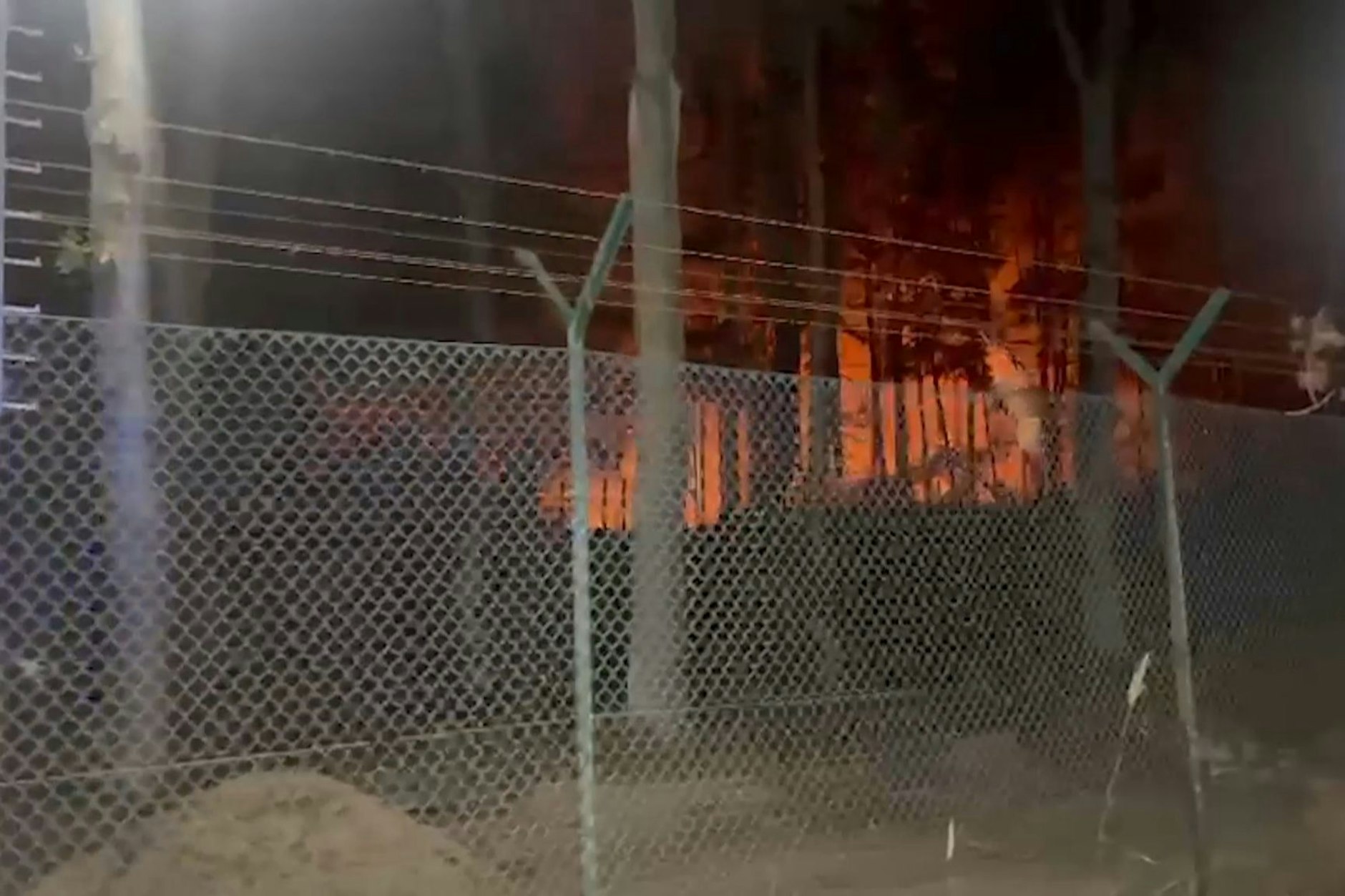 Feuer und Rauch sind am Sprengplatz im Berliner Grunewald zu sehen.