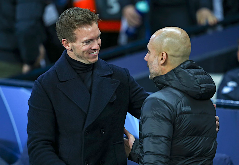ARCHIV - Bayerns Trainer Julian Nagelsmann (l) und Manchester Citys Trainer Pep Guardiola im Gespräch.  