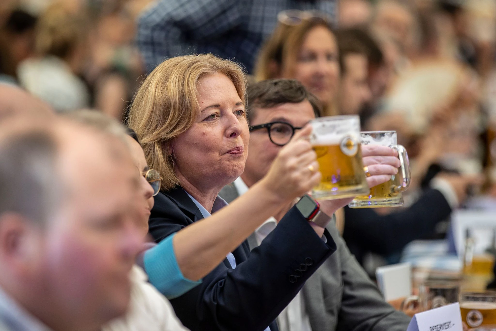 Auch Bundestagspräsidentin Bärbel Bas lässt sich auf der Cranger Kirmis in Herne ein kühles Bier nicht entgehen.  
