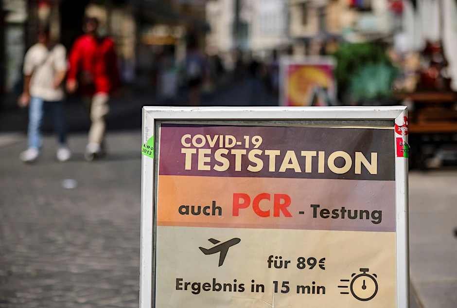 Ein Schild weist auf eine Teststation in der Innenstadt von Halle hin.  