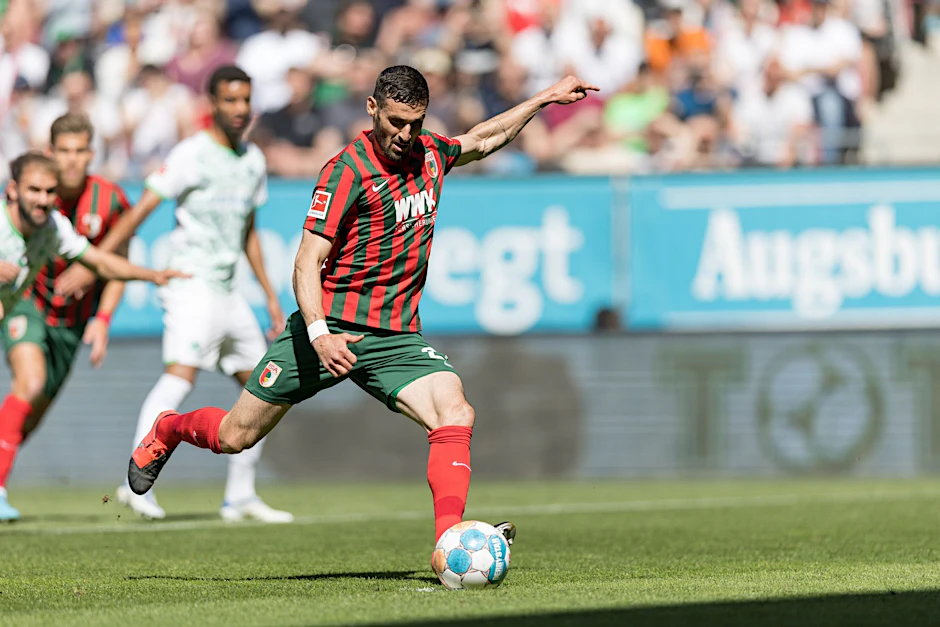 Augsburgs Daniel Caligiuri erzielt per Strafstoß das 1:0.  