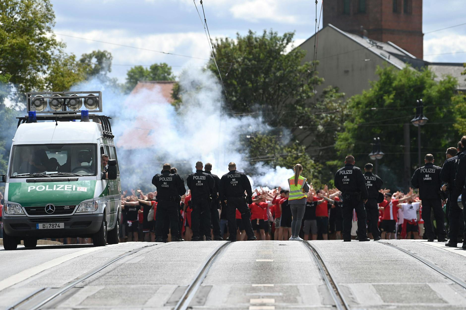 Ein bisschen Rauch und sehr viel gute Stimmung bei Unions Fans in der Köpenicker Altstadt. Die Polizei bewacht den Marsch.