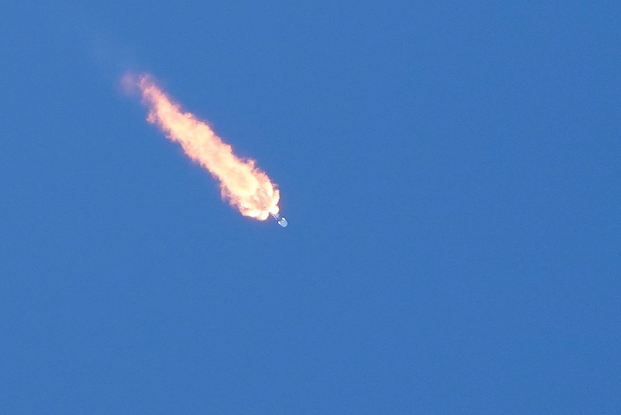 dpatopbilder - Südkorea hat erstmals in der Geschichte des Landes eine eigene Mondsonde ins All geschickt: Die Falcon-9-Rakete der privaten Raumfahrtfirma SpaceX von Elon Musk hebt mit dem Test-Mondorbiter "Korea Pathfinder" an Bord vom Weltraumbahnhof Cape Canaveral im US-Bundesstaat Florida ab.  