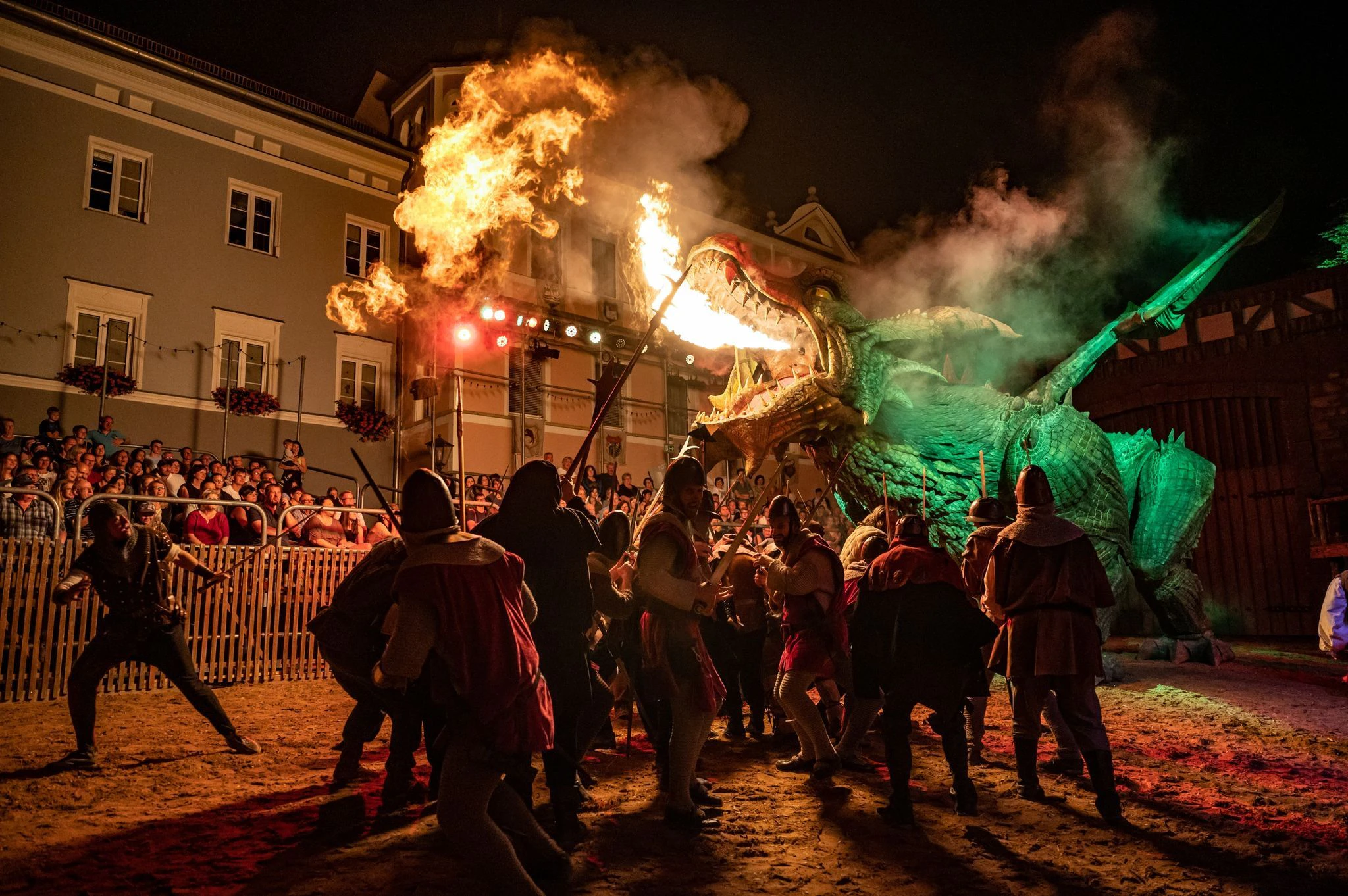 Eine Szene des Volksschauspiels "Der Drachenstich" während der Generalprobe. Die Festspiele mit 350 Laiendarstellern gilt nach eigenen Angaben als das älteste Volksschauspiel Deutschlands und musste wegen der Corona-Pandemie zwei Jahre pausieren.  