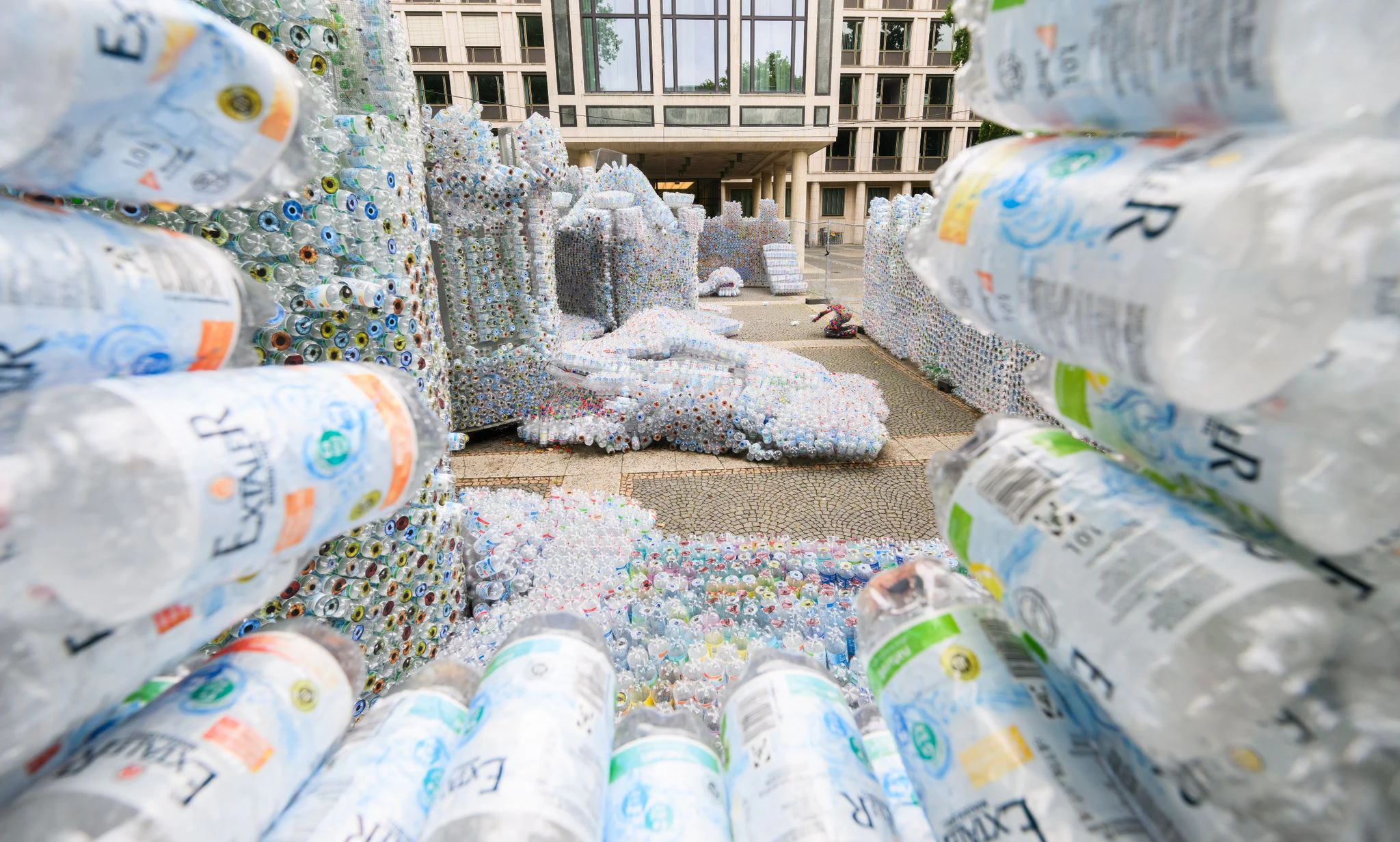 Tausende Pfandflaschen bilden burgähnliche Gebilde beim Schwarmkunstprojekt «Ob(D)Acht - My Home is my Castle» am Georgsplatz in Hannover. Gemeinsam mit vielen Menschen hat die Künstlerin Kerstin Schulz aus PET-Flaschen verschiedene Objekte gebaut. Das Projekt soll für das Thema Obdachlosigkeit sensibilisieren.  
