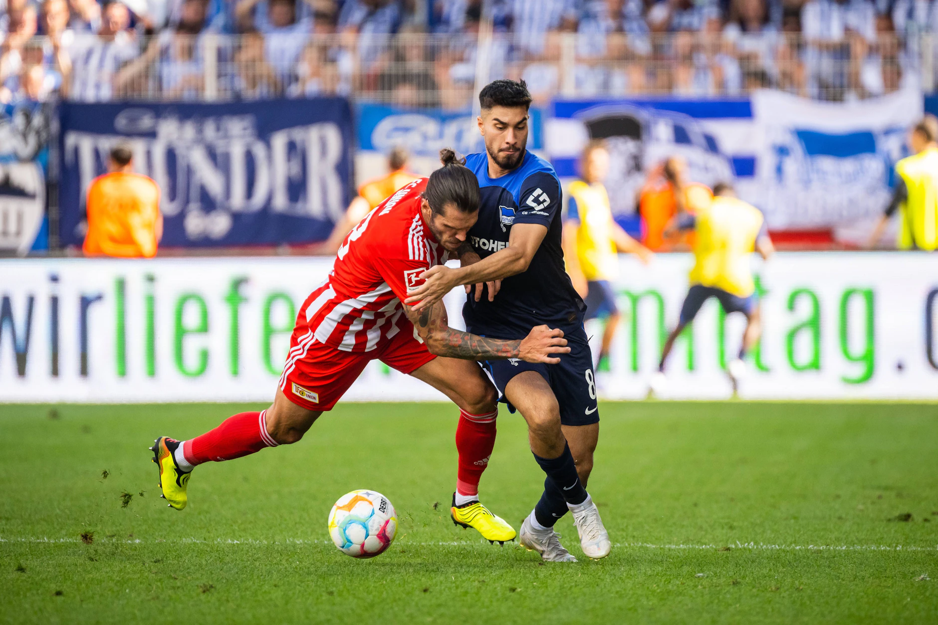 Ringen um den Ball: Unions Christopher Trimmel stoppt Suat Serdar beziehungsweise versucht es.