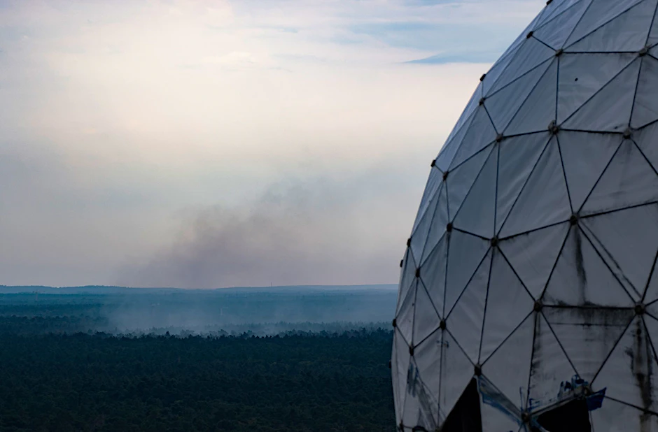 Rauchschwaden sind vom Teufelsberg aus über dem Grunewald zu sehen. Noch immer brennt es auf dem Munitionsplatz im Grunewald.  