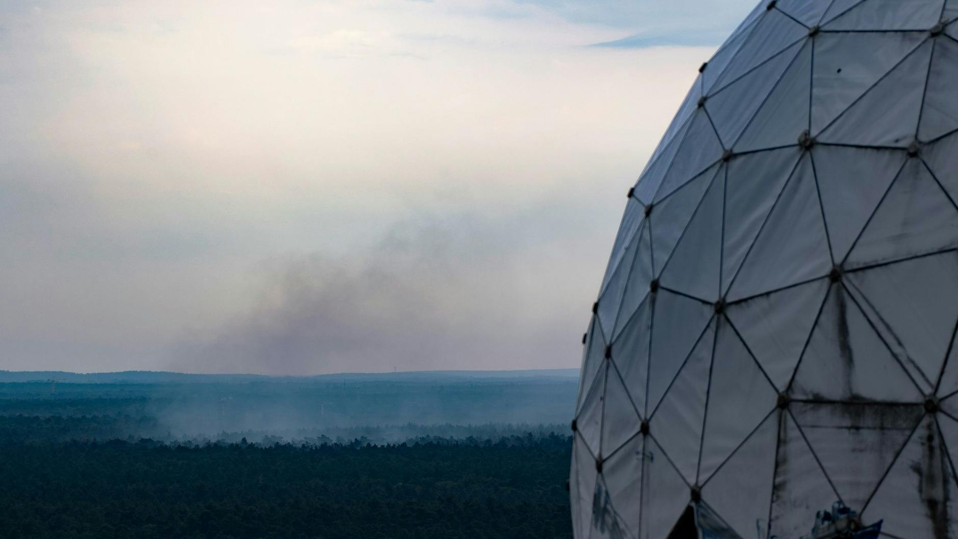 Noch Rauchschwaden über dem Grunewald. Aber die Verkehrslage beginnt sich zu normalisieren.