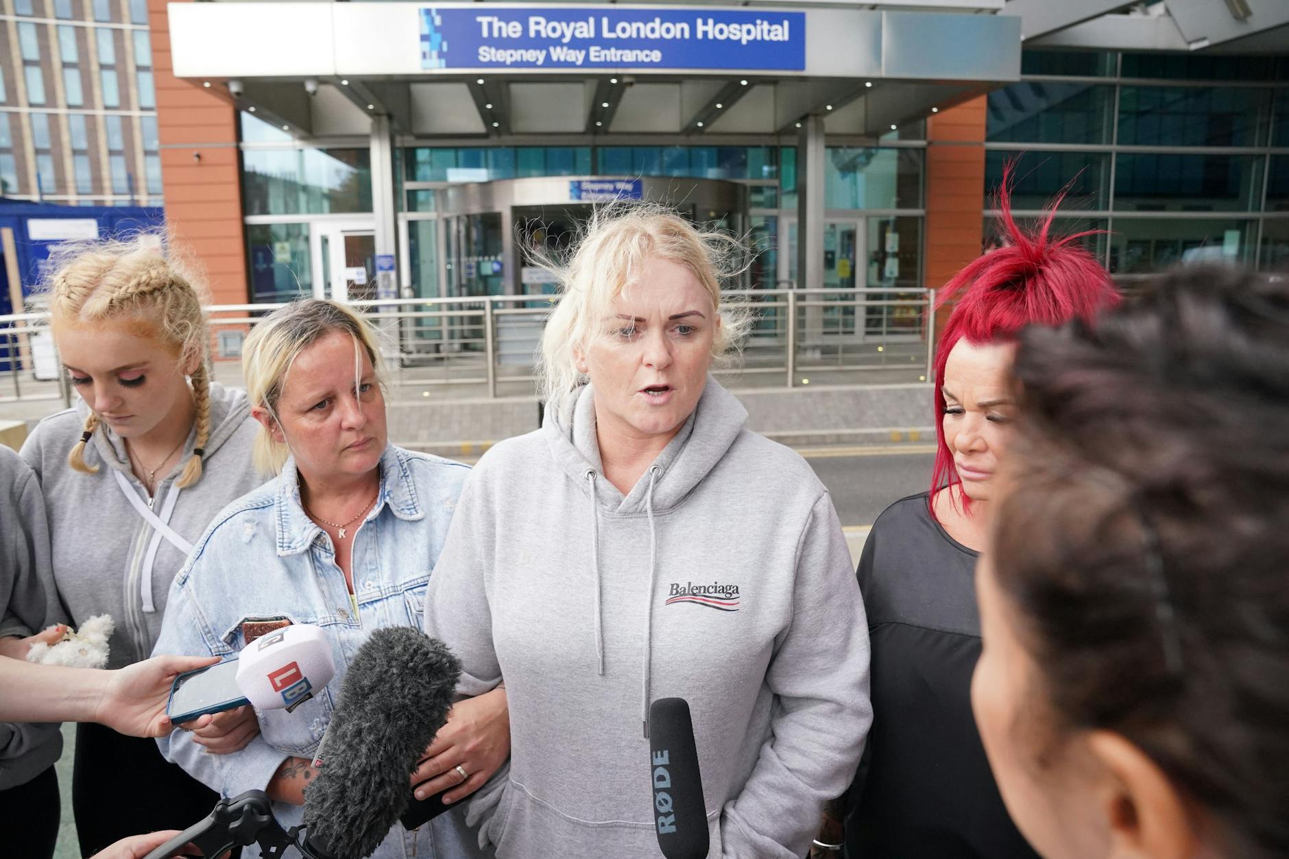 Die Mutter von Archie Battersbee, Hollie Dance, spricht vor dem Krankenhaus mit Journalisten.