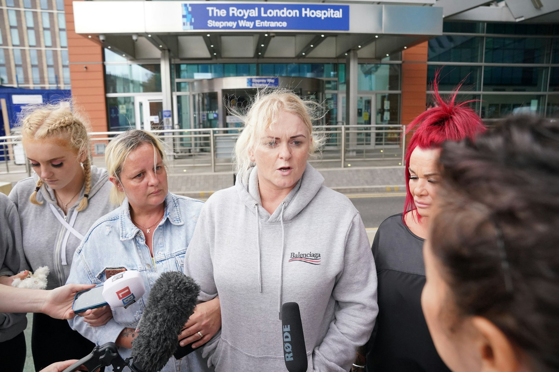 Die Mutter von Archie Battersbee, Hollie Dance, spricht vor dem Krankenhaus mit Journalisten.