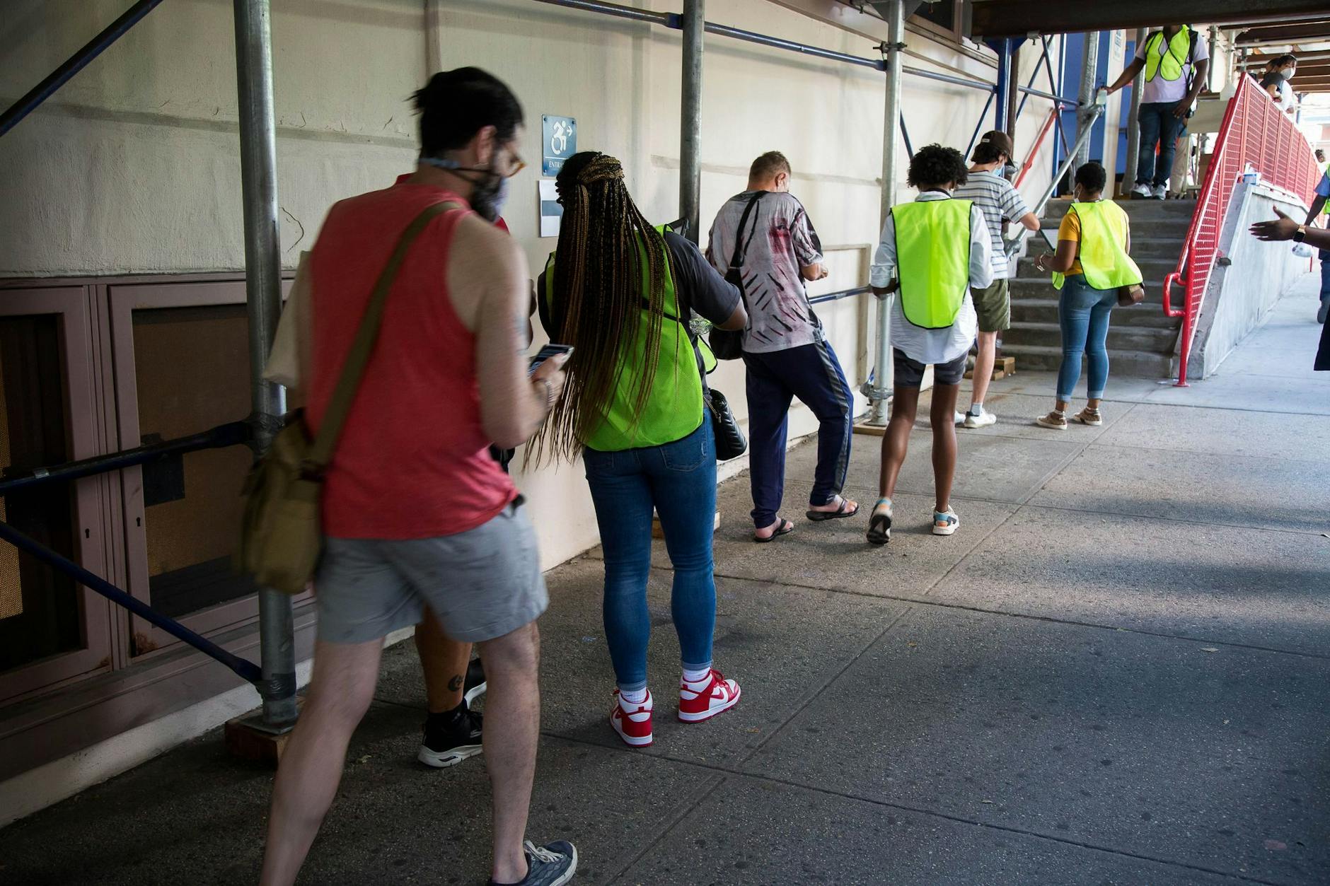 Menschen stehen in einer Schlange vor einer Affenpocken-Impfstelle im Stadtbezirk Brooklyn.