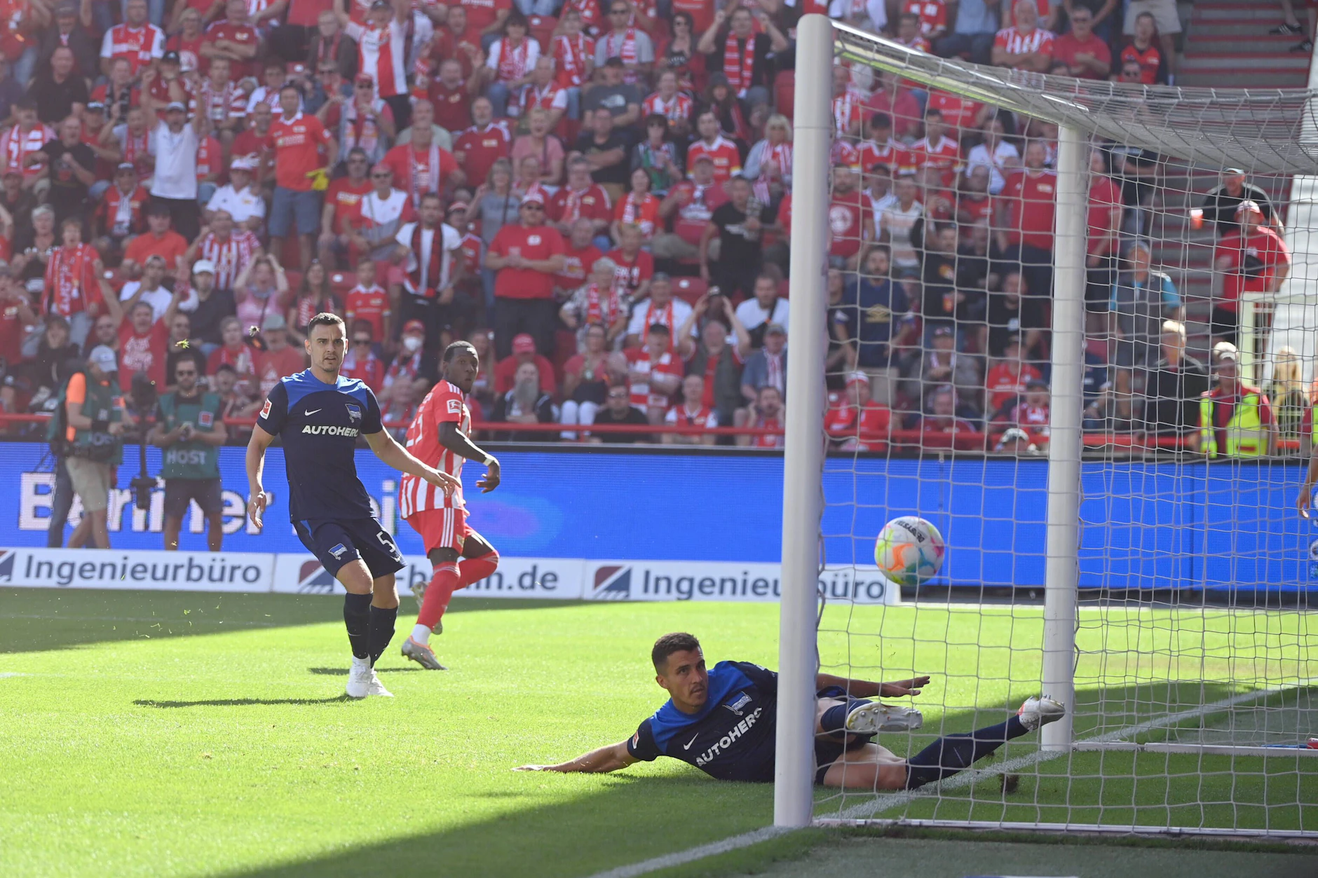 Sheraldo Becker (M.) erzielt das 2:0 für den 1. FC Union Berlin, Herthas Marc-Oliver Kempf kann nichts mehr retten.