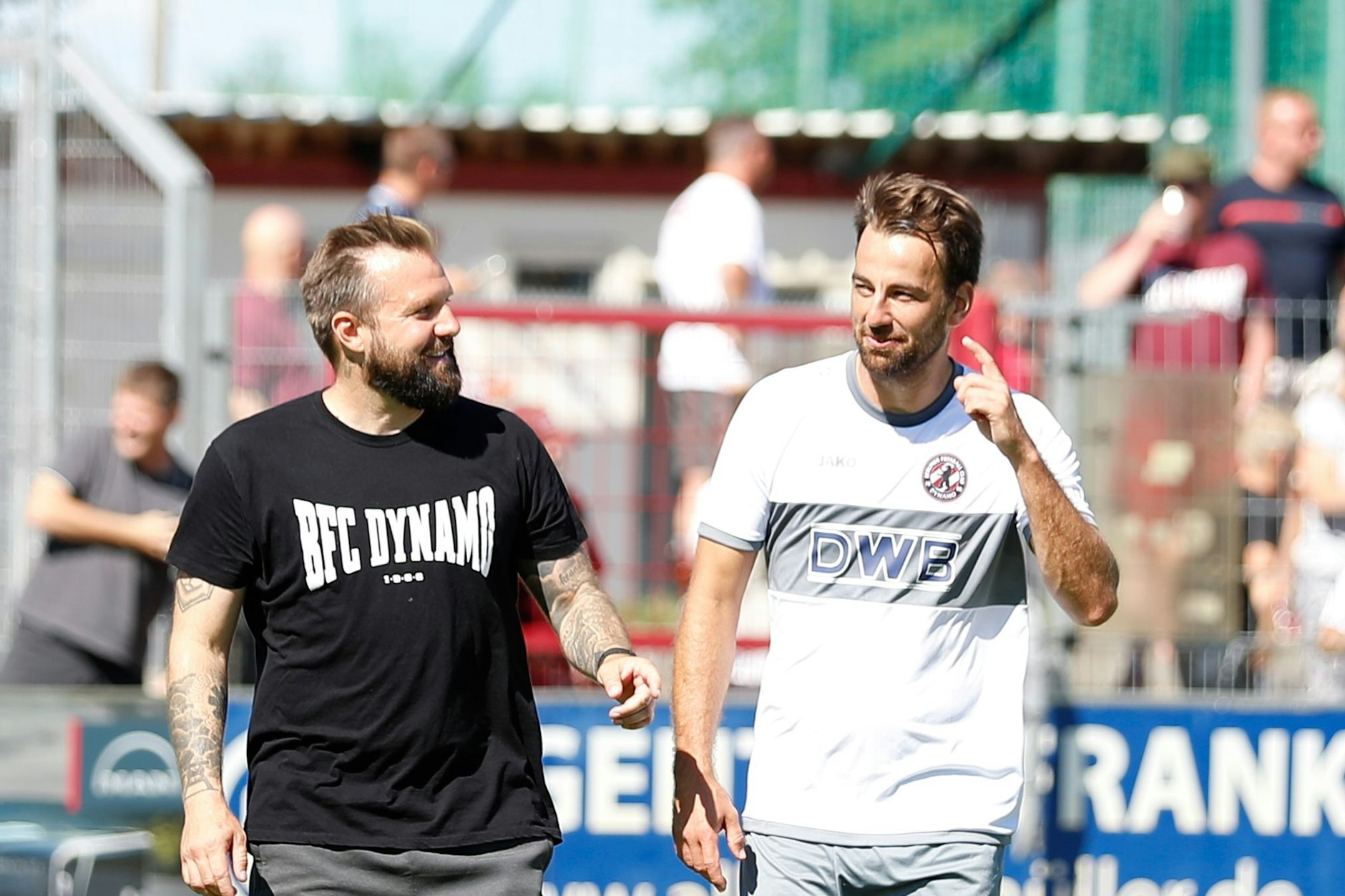 BFC-Trainer Heiner Backhaus (l.) und Christian Beck haben nach dem Spiel allerbeste Laune.