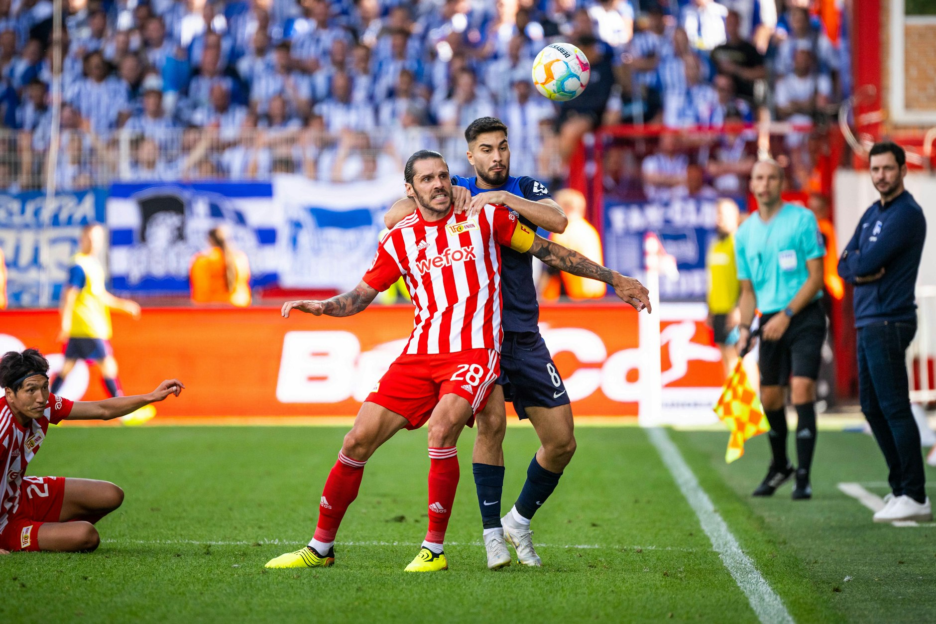 Unions Christopher Trimmel behauptet den Ball vor Suat Serdar von Hertha BSC.