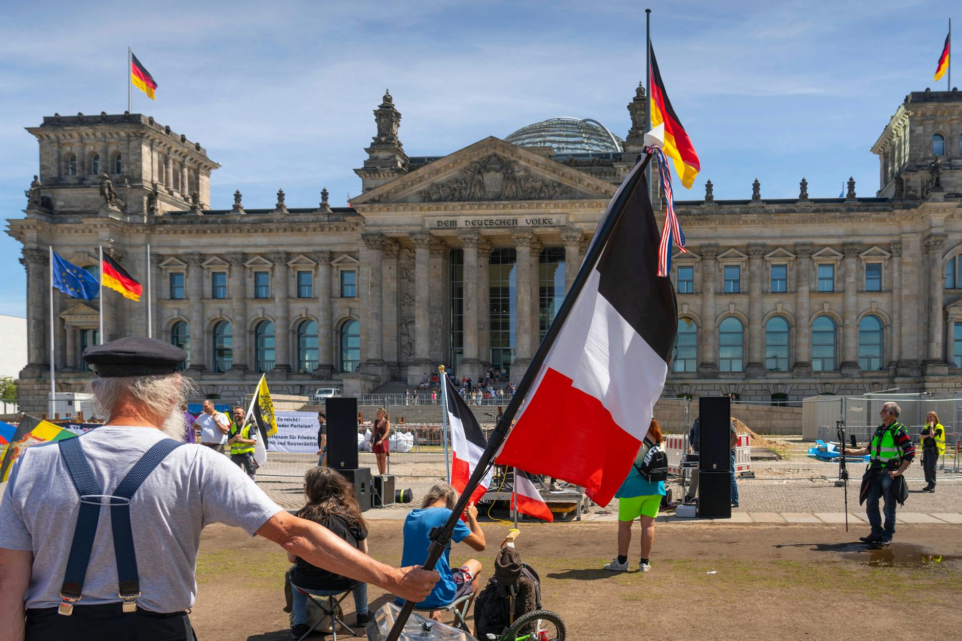 Demonstration von Reichsdeutschen, „Querdenkern“ und Berliner Gelbwesten gegen die Regierung vor dem Reichstagsgebäude in Berlin, dem Sitz des Deutschen Bundestages.