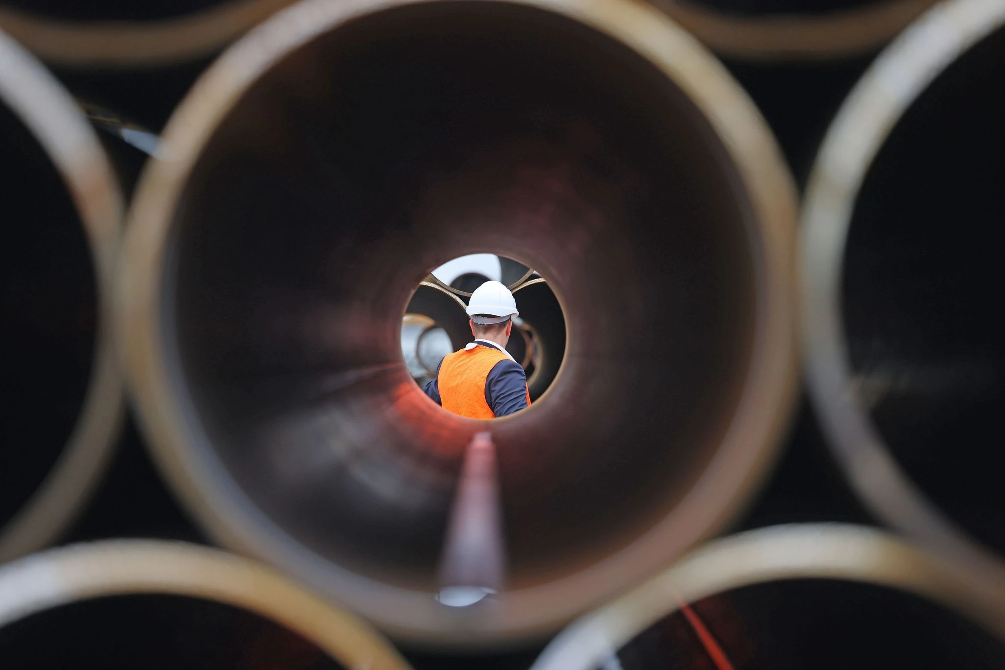 Stahlrohre liegen im Stahlwerk Mannesmann Line Pipe, der Salzgitter AG auf Halde. In dem Werk werden Rohre für die Anbindung des LNG-Terminals in Wilhelmshaven gefertigt.  