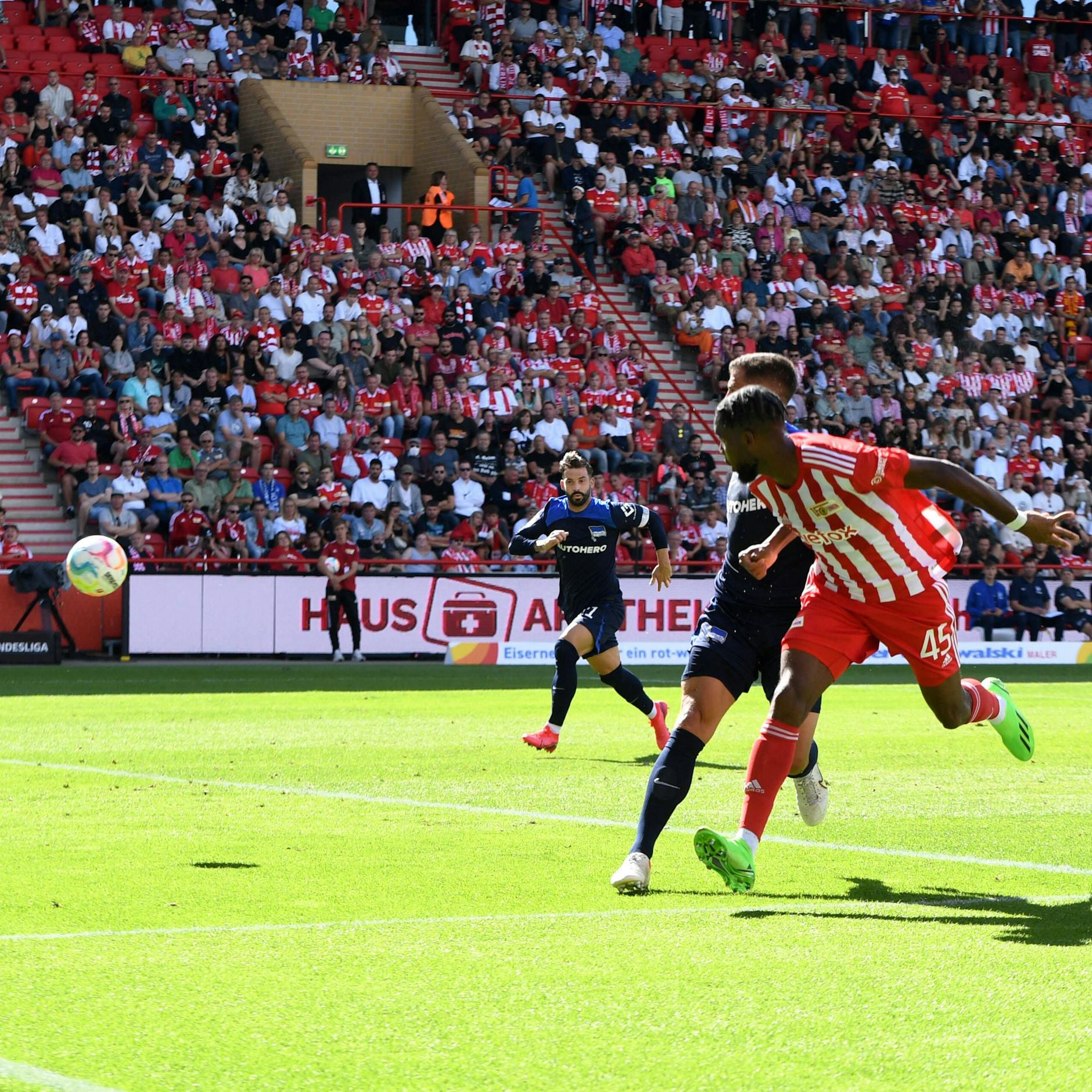Reingeflogen, Kopf kurz gedreht und schon war der Ball im Netz! Unions Jordan Siebatcheu trifft gleich in seinem ersten Bundesliga-Spiel.