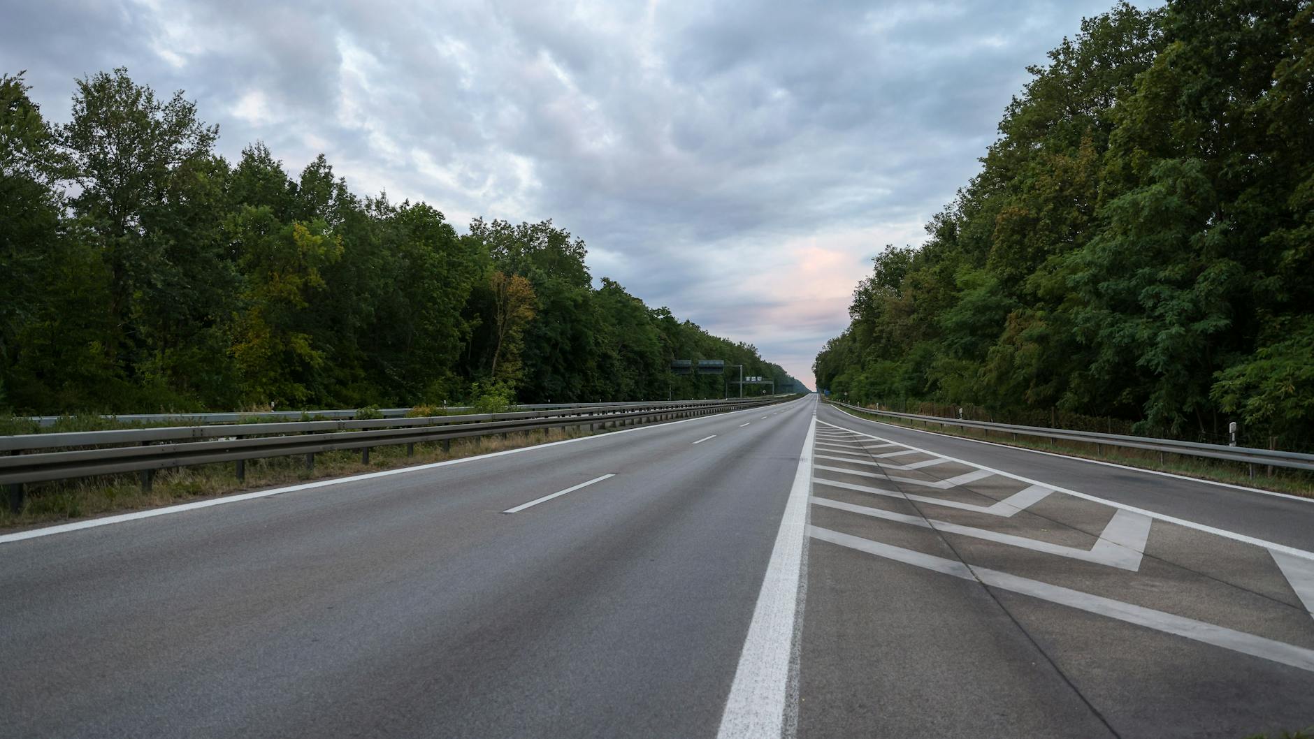 Die Avus soll noch bis mindestens Sonntag gesperrt bleiben.