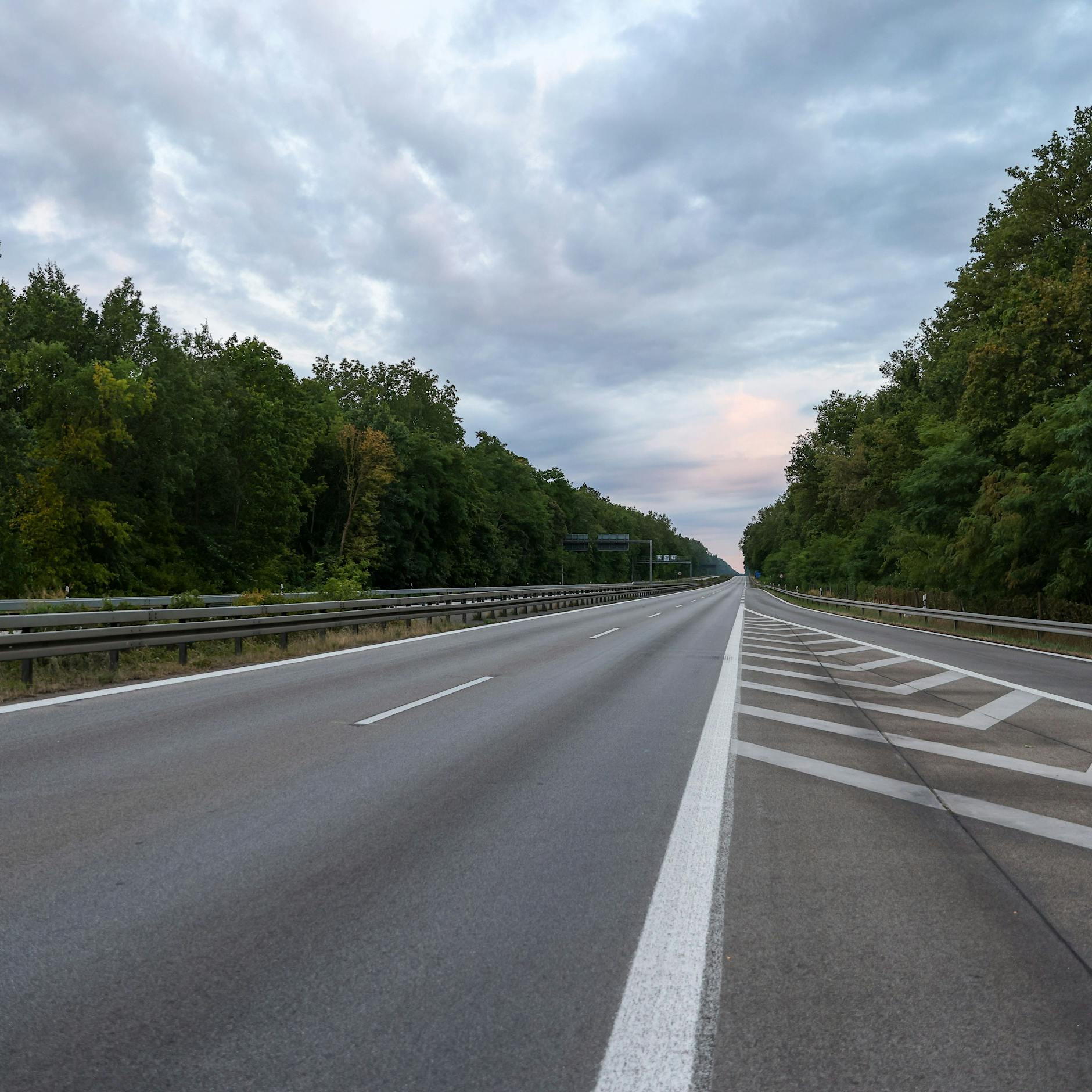UPDATE: Bahnverkehr wieder freigegeben, Avus bleibt gesperrt +++ Nach Brandkatastrophe in Berlin-Grunewald weiterhin „enorme Gefahr“ +++ Sprengplatz bei 700 Grad weiter außer Kontrolle +++