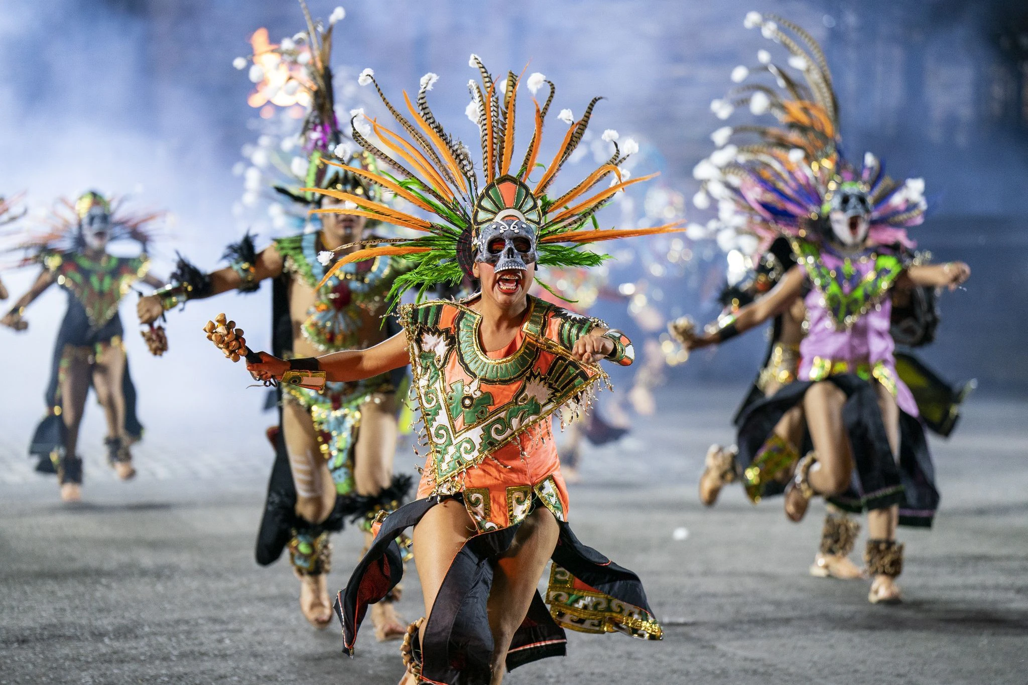 Derzeit findet das Royal Edinburgh Military Tattoo statt, Aztec Warriors von Banda Monumental De Mexico treten auf der Esplanade von Edinburgh Castle auf. Nach einer zweijährigen Pause kehrt das Tattoo 2022 mit der Show «Voices» zurück. An der Show nehmen über 800 Künstler aus Mexiko, den Vereinigten Staaten, der Schweiz und Neuseeland teil.  