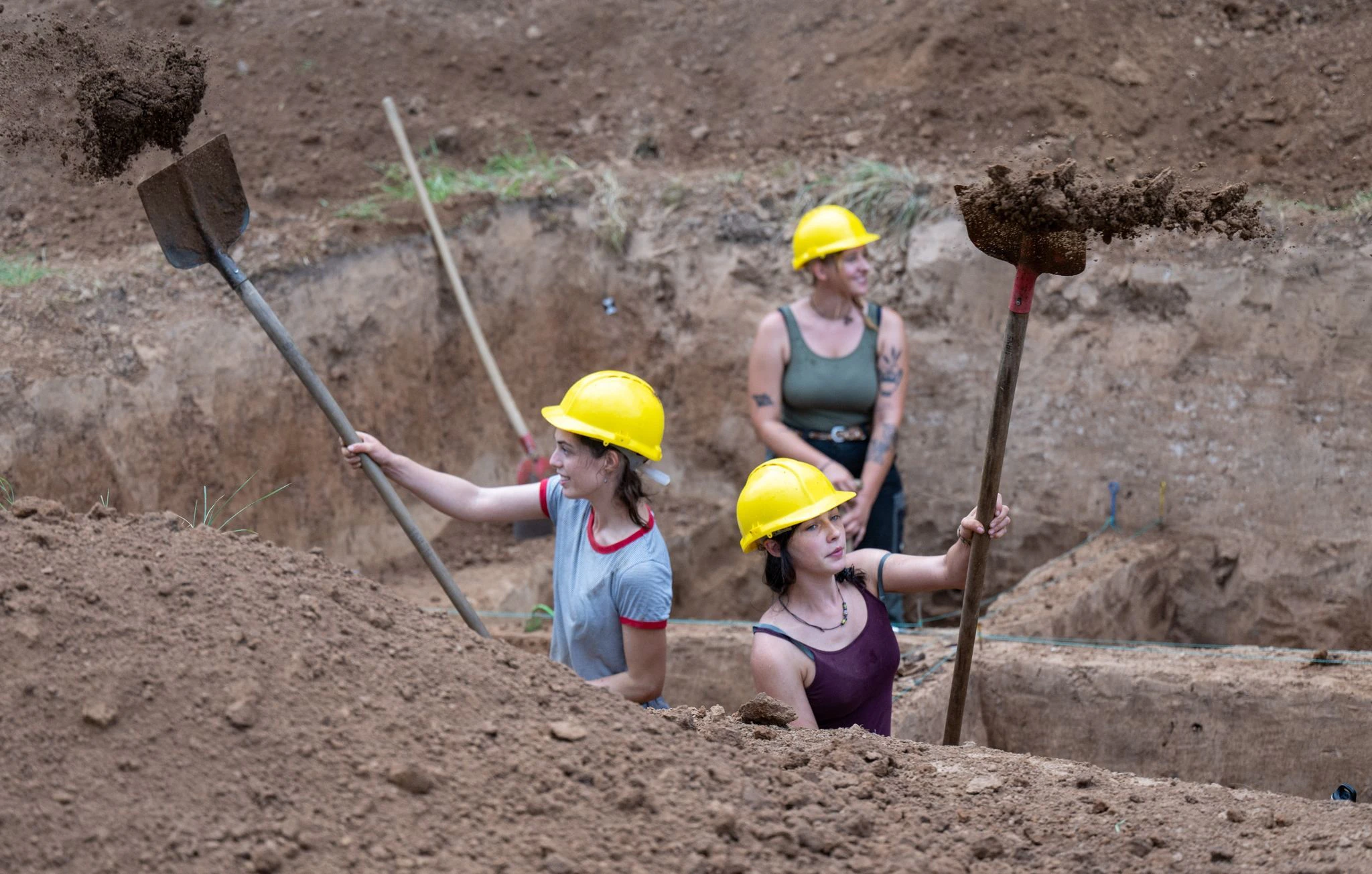 Im Takt graben die Archäologie-Studierenden aus Halle/Saale auf dem Gelände der mittelalterlichen Altenburg bei Nebra an einem Grubenhaus.  