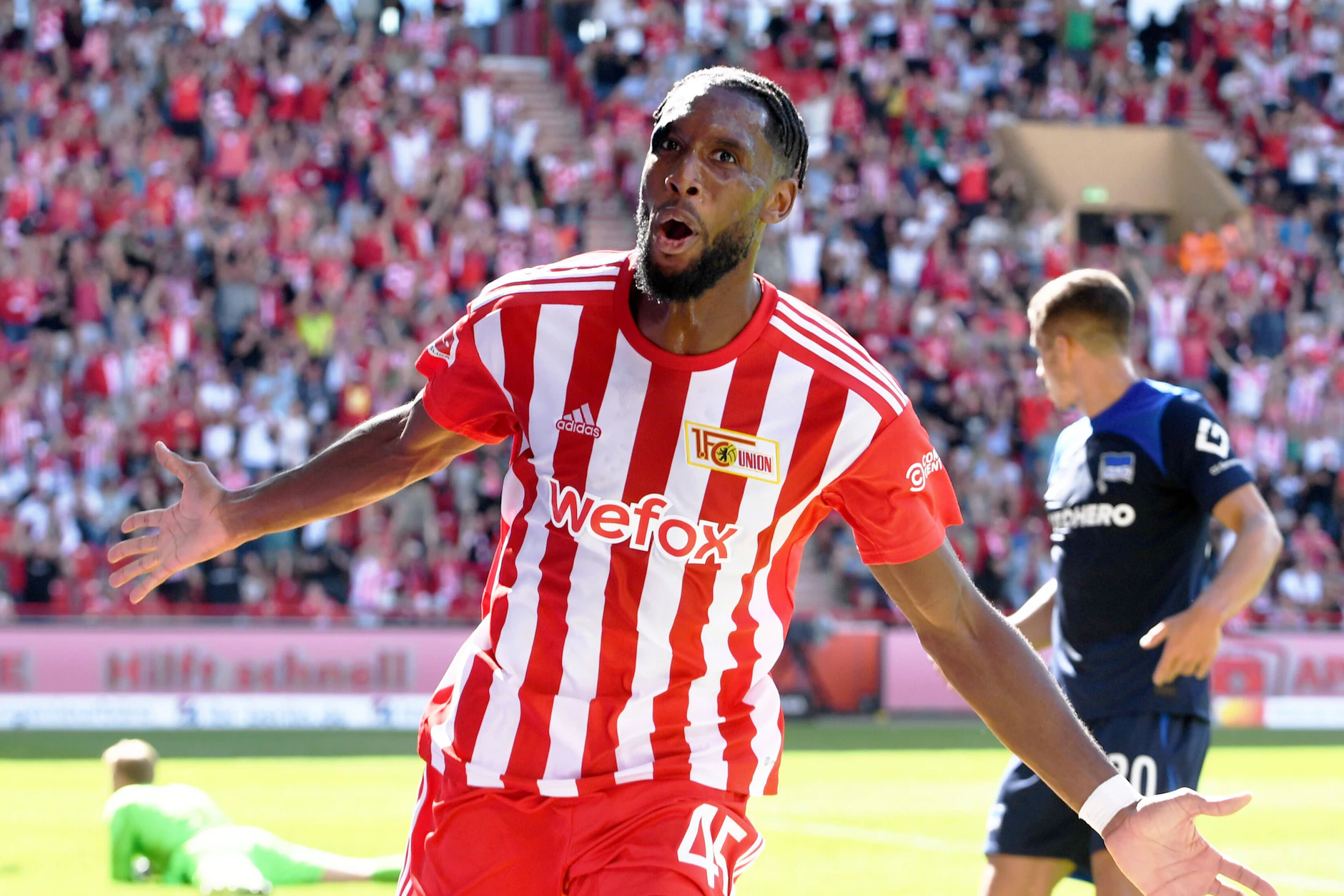 Jordan Siebatcheu dreht nach seinem Treffer zum 1:0 zum Jubeln ab.