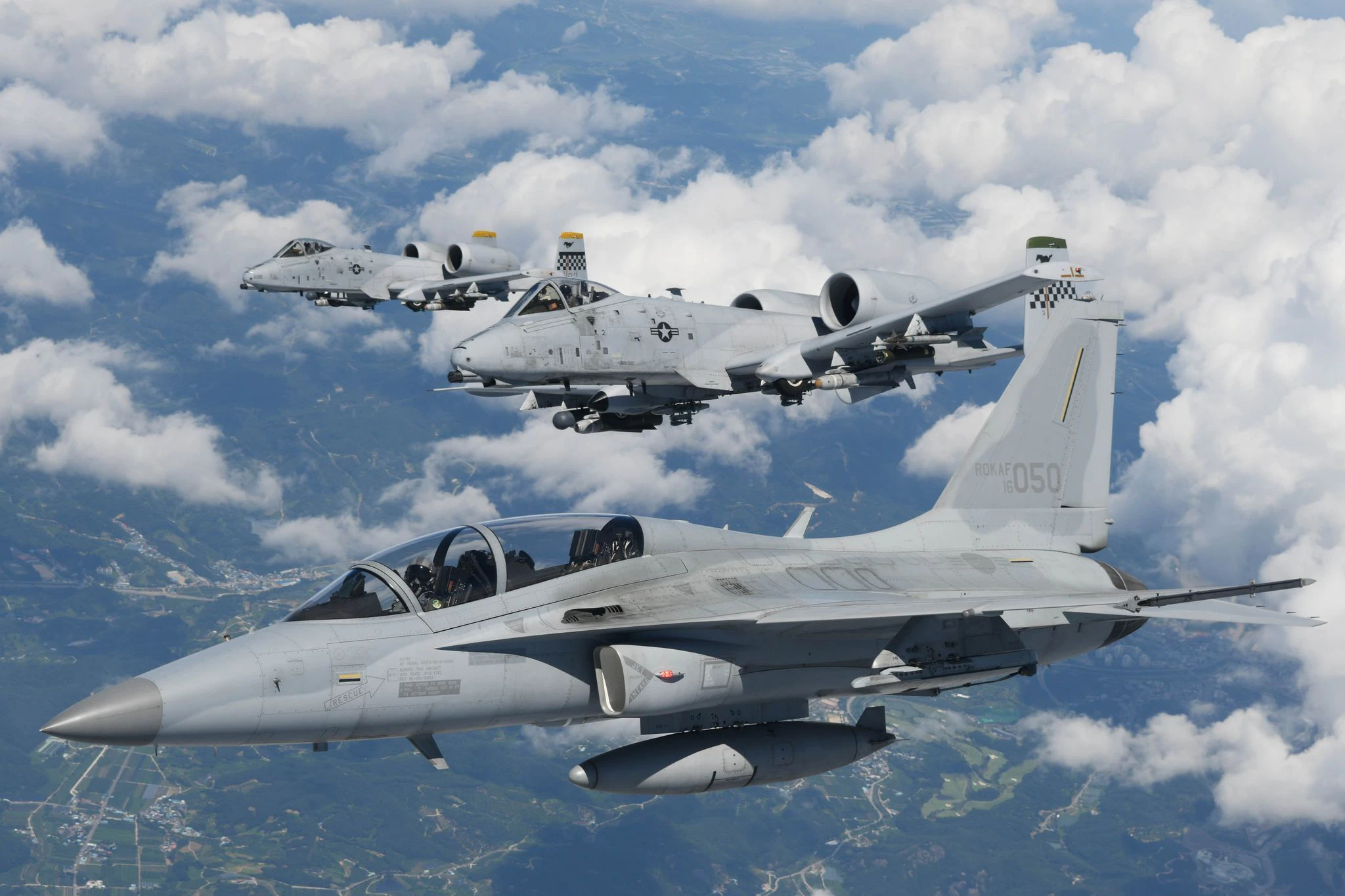 HANDOUT - Fast schon wie im Film sieht dieses Manöver aus. Ein südkoreanisches leichtes Kampfflugzeug FA-50 (v) und zwei US-amerikanische Panzerabwehrflugzeuge A-10 fliegen während einer gemeinsamen Übung in Formation.  
