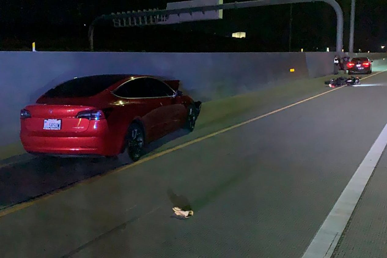 Dieses von einer US-Behörde zur Verfügung gestellte Foto entstand nach einem Unfall mit einem Motorrad, bei dem der Tesla-Autopilot offenbar versagt hatte.