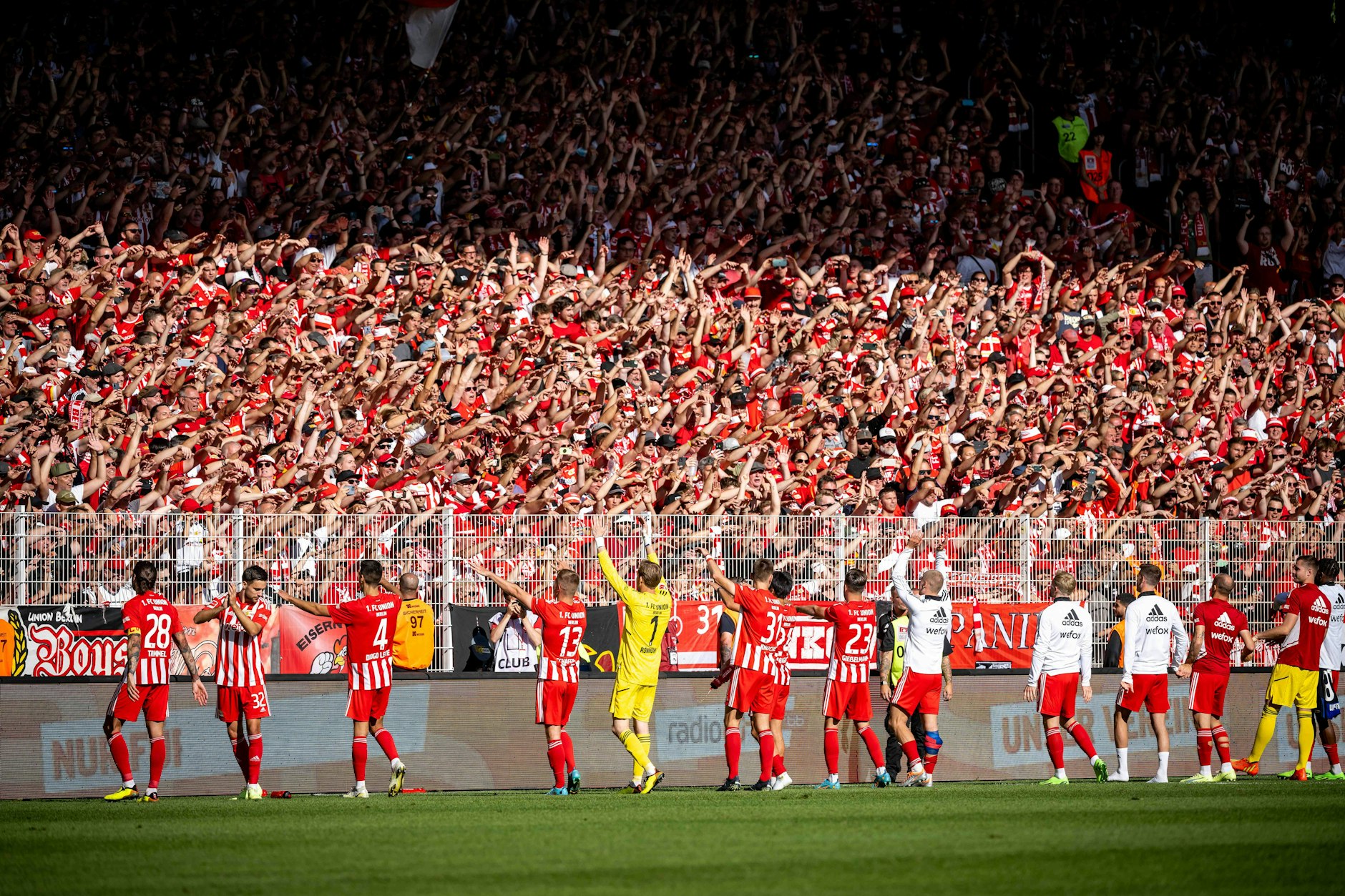 Stimmung an der Alten Försterei nach dem Derbysieg des 1. FC Union.