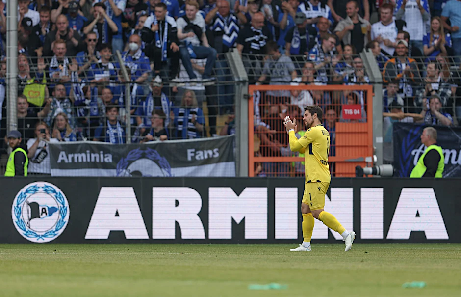 Bielefelds Torwart Stefan Ortega verabschiedet sich von den Fans.  