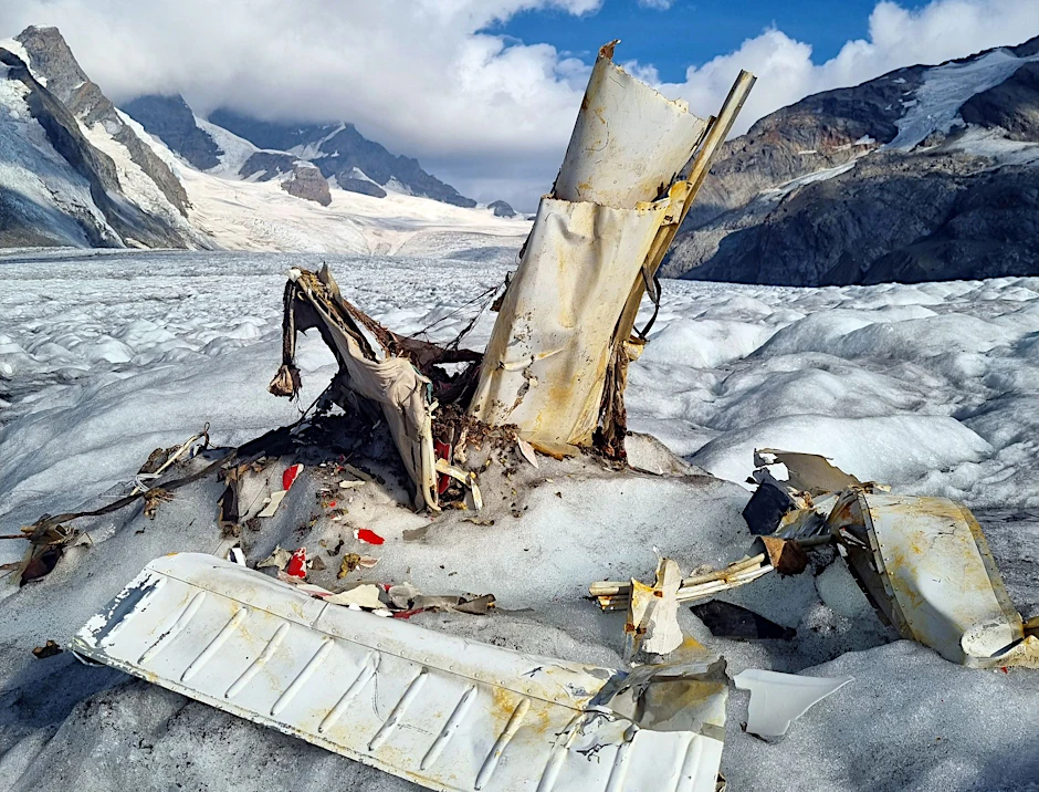 dpatopbilder - HANDOUT - Die Trümmer eines 1968 abgestürzten Kleinflugzeugs liegen auf dem schmelzenden Aletschgletscher in den Walliser Alpen.  /Hüttenwarte Konkordiahütte /dpa