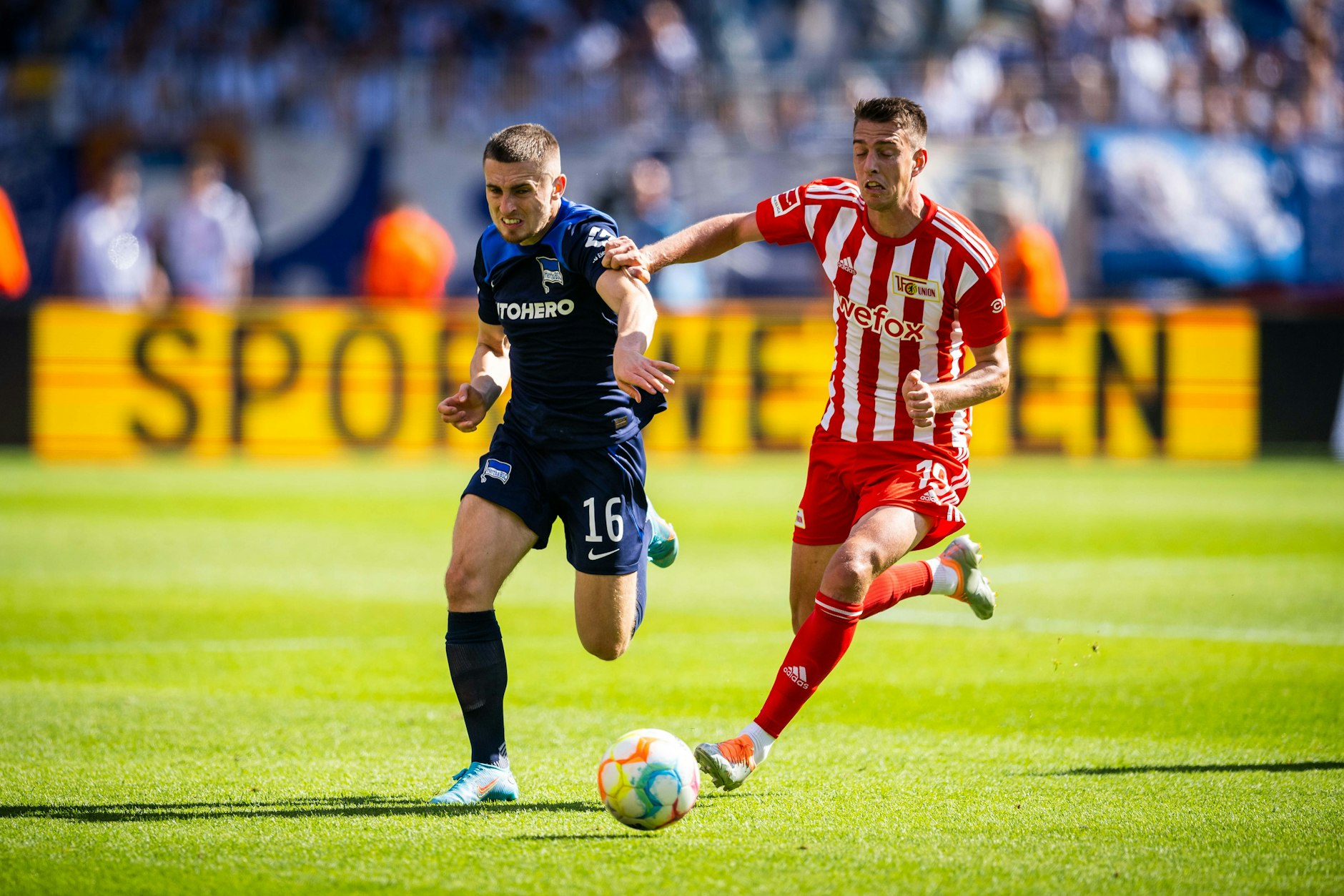 Nicht nur in dieser Szene war Herthas Jonjoe Kenny gegen Unions Janik Haberer (r.) überfordert.