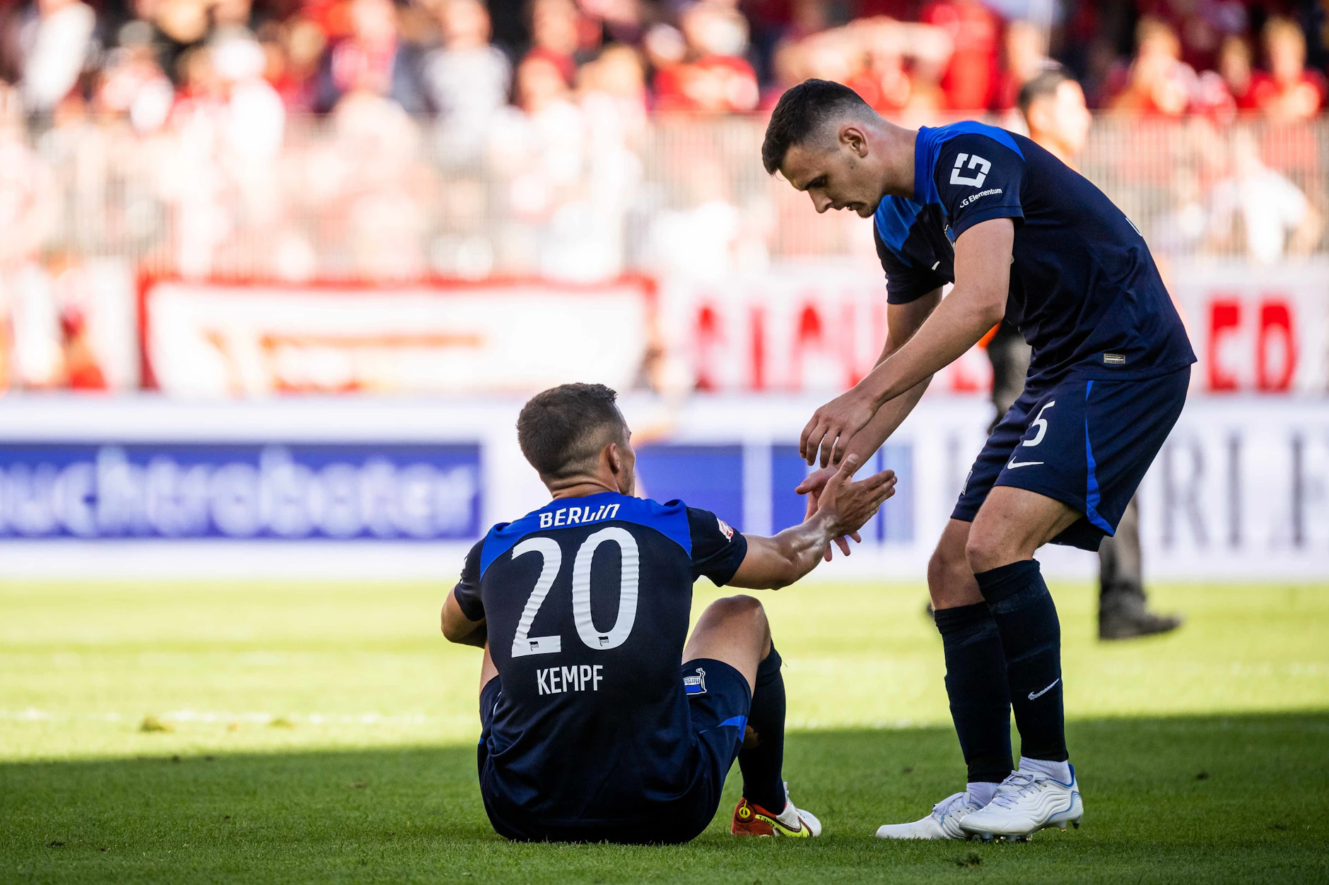 Aufstehen, weitermachen, besser spielen: Filip Uremovic hilft seinem Kollegen Marc-Oliver Kempf nach Herthas Niederlage gegen den 1. FC Union wieder auf die Beine.