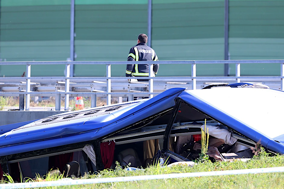 Das Wrack des Busses aus Poolen an der Unfallstelle in Kroatien.  