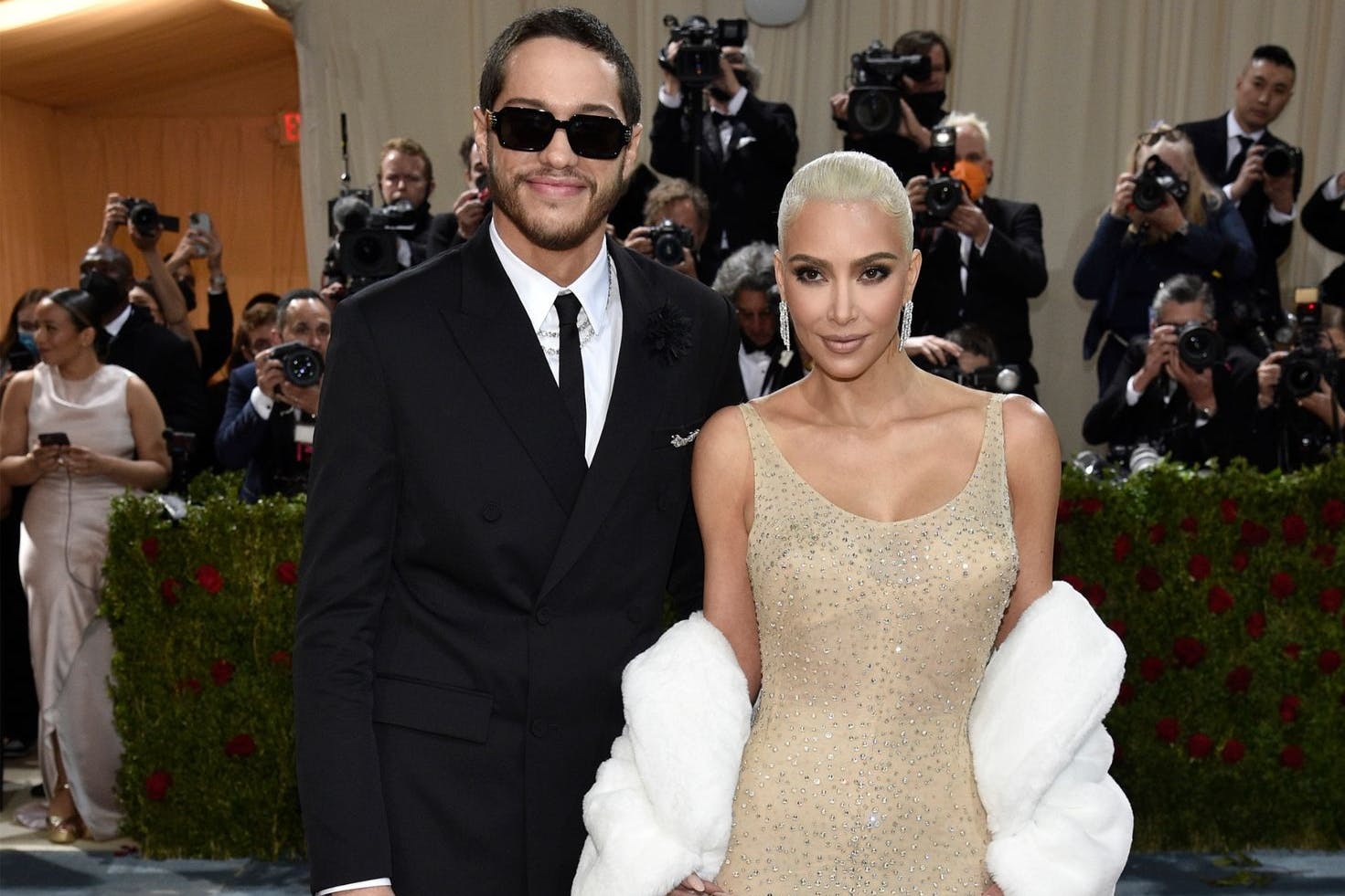 Kim Kardashian (r) und Pete Davidson haben sich getrennt.