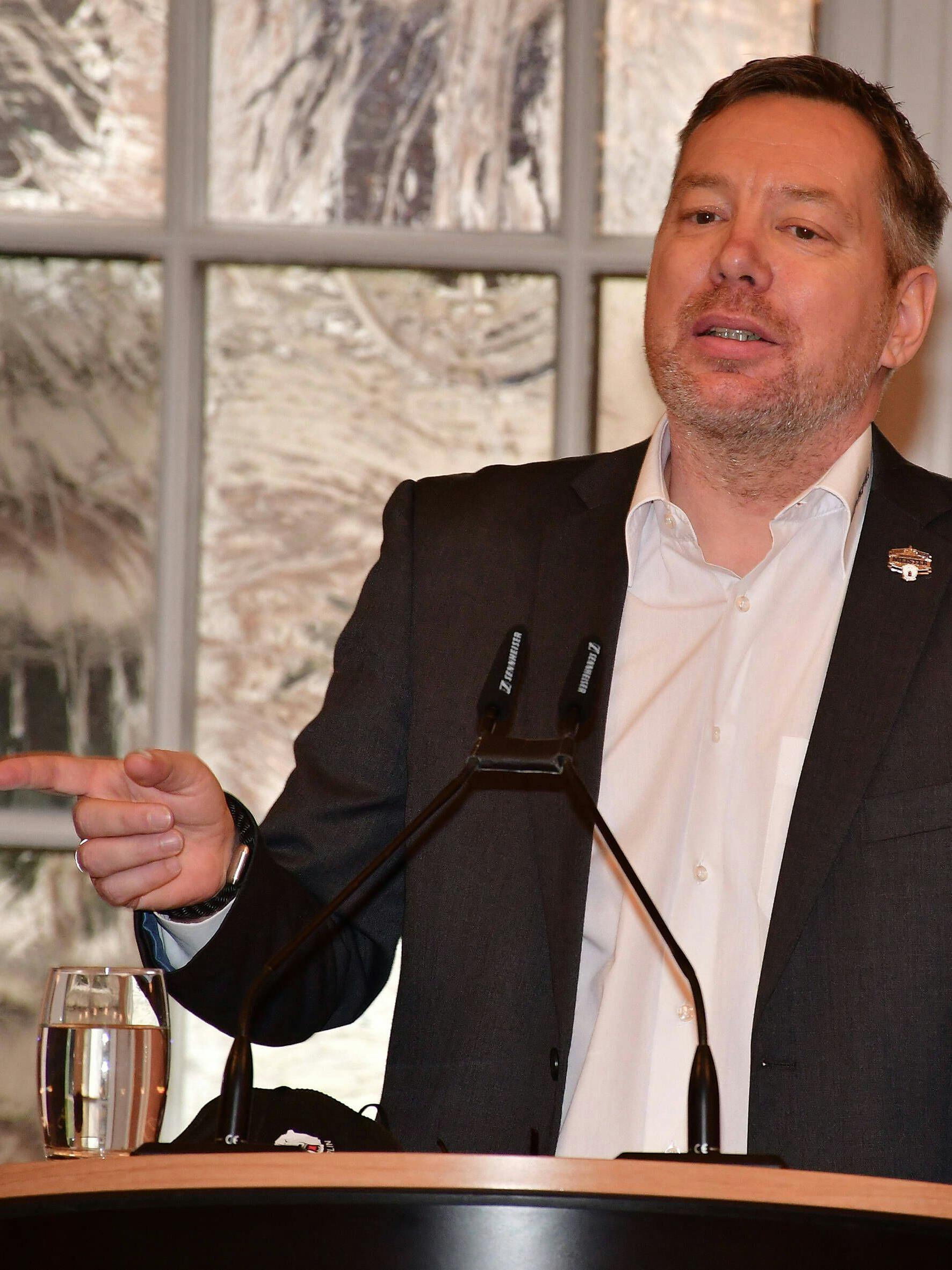 Eisbären-Boss Thomas Bothstede stimmt auf neue Ziele ein.