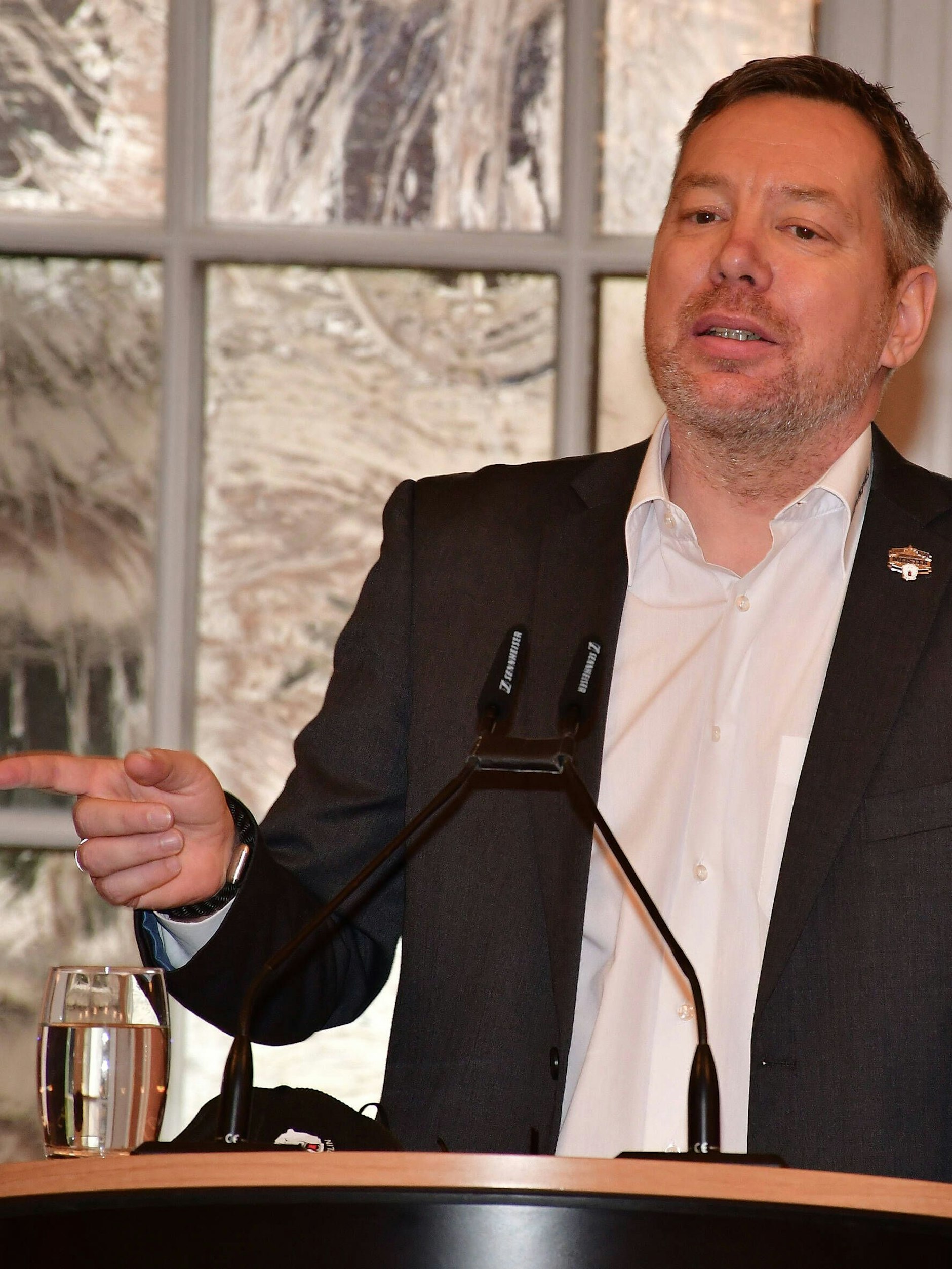 Eisbären-Boss Thomas Bothstede stimmt auf neue Ziele ein.