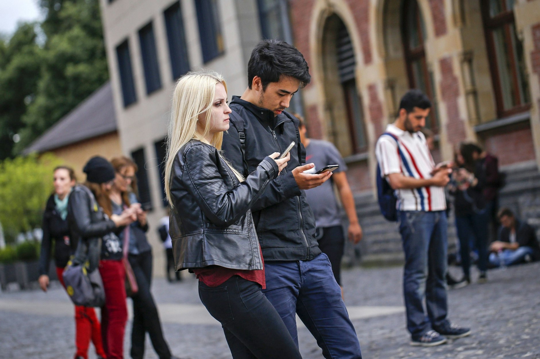Das Handy ist zum wichtigsten Alltagsgegenstand geworden - ständig wird aufs Display geglotzt.