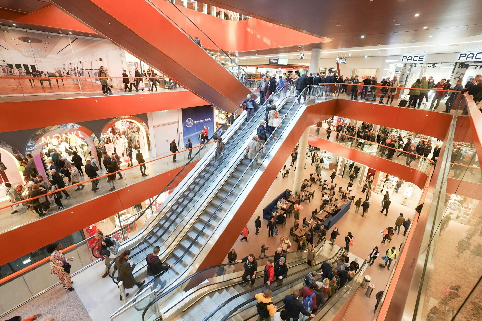 Shoppingcenter East-Side-Mall: In der Bekleidungsindustrie ist der Lohnunterschied besonders groß.