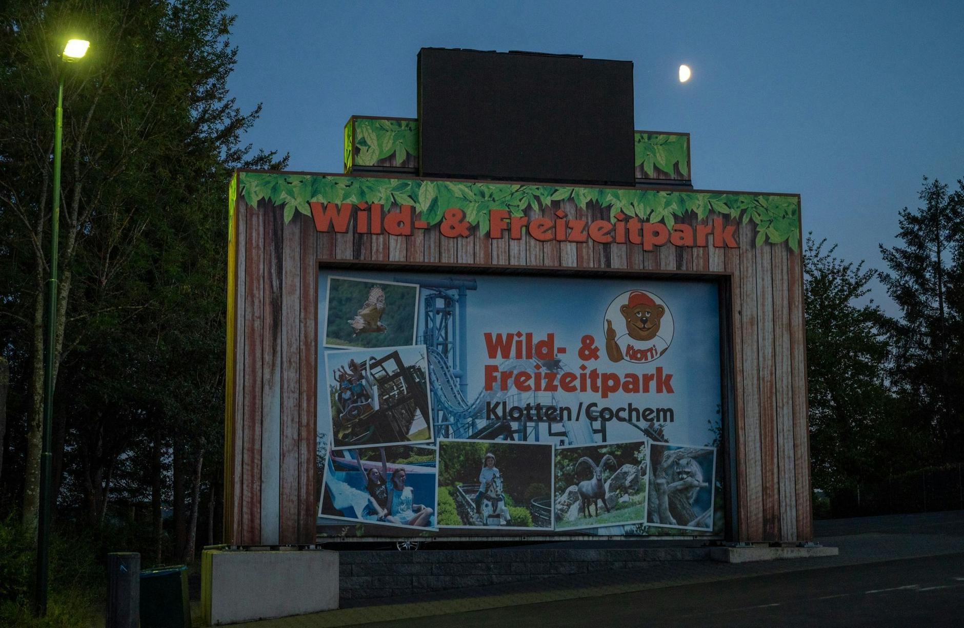 Ein Schild in der Nähe des Eingangs weist auf Ein- und Ausgang des Wild-und Freizeitparks hin. Dort ist eine Frau aus dem Saarland auf einer Achterbahn tödlich verunglückt.
