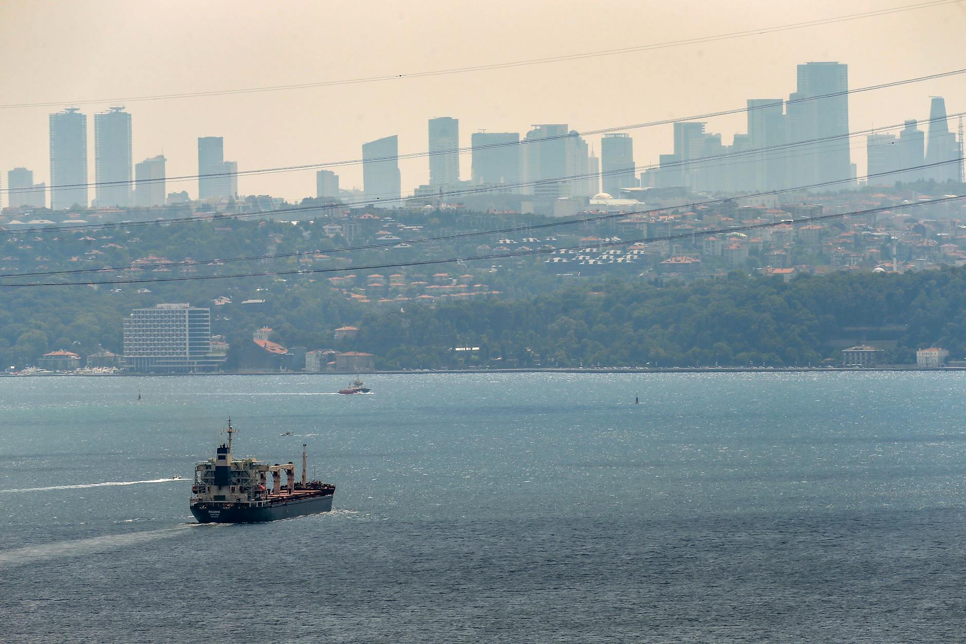 Der unter der Flagge Sierra Leones fahrende Frachter Razoni steuerte am 3. August auf die Skyline Istanbuls zu, lag dann im Mittelmeer.