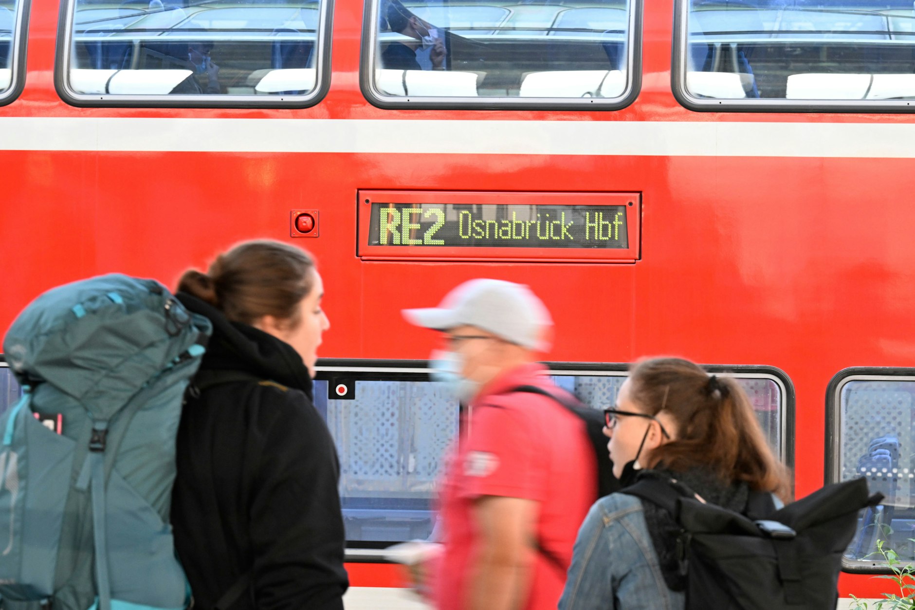 Passagiere stehen am Hauptbahnhof vor einem Regionalzug. Ende des Monats endet das von der Bundesregierung initiierte 9-Euro-Monatsticket für Bus und Bahn im Nahverkehr.
