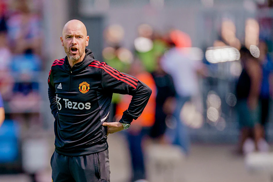 ARCHIV - Ist sauer auf Spieler von Manchester United die vor Spielende das Stadion verließen: Trainer Erik ten Hag.  