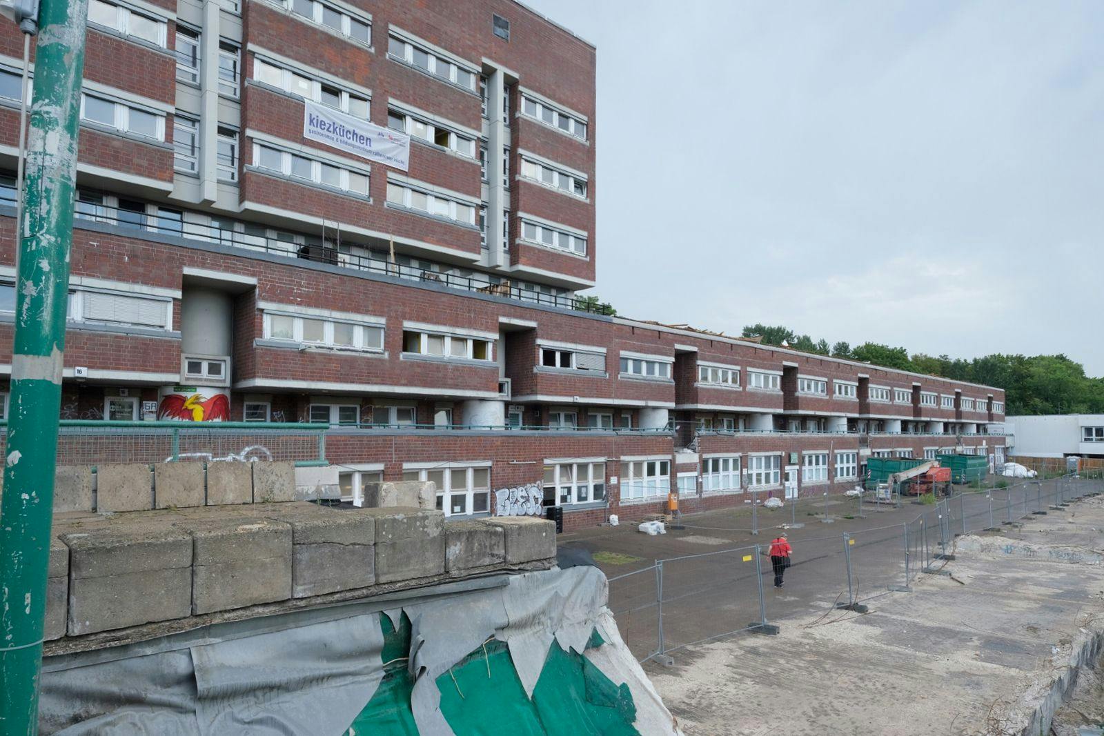 Das Hochhaus soll stehen bleiben, der Flachbau abgerissen werden: An der Rathenower Straße sollen 108 neue Wohneinheiten entstehen.