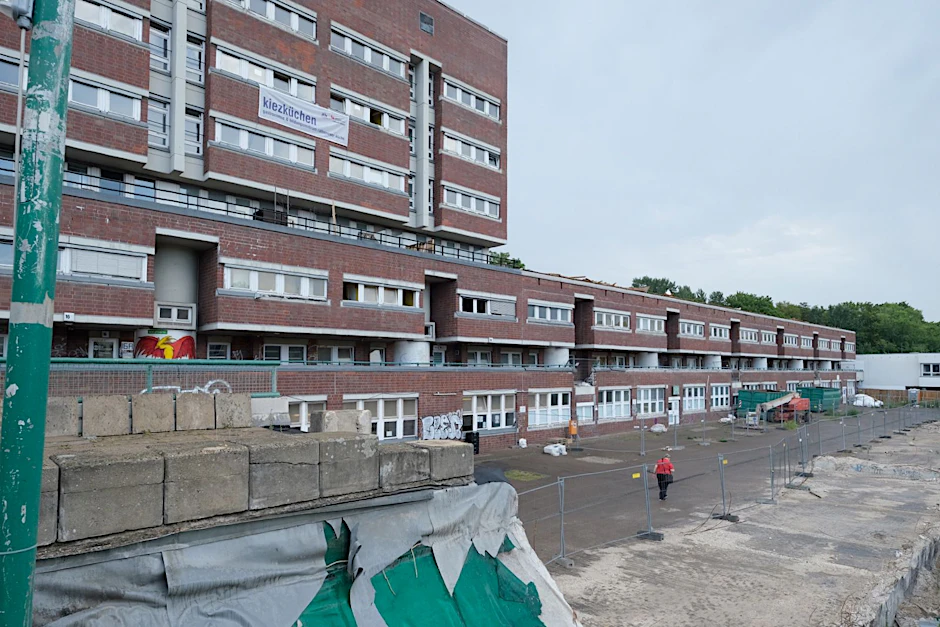 Das Hochhaus soll stehen bleiben, der Flachbau abgerissen werden: An der Rathenower Straße sollen 108 neue Wohneinheiten entstehen.