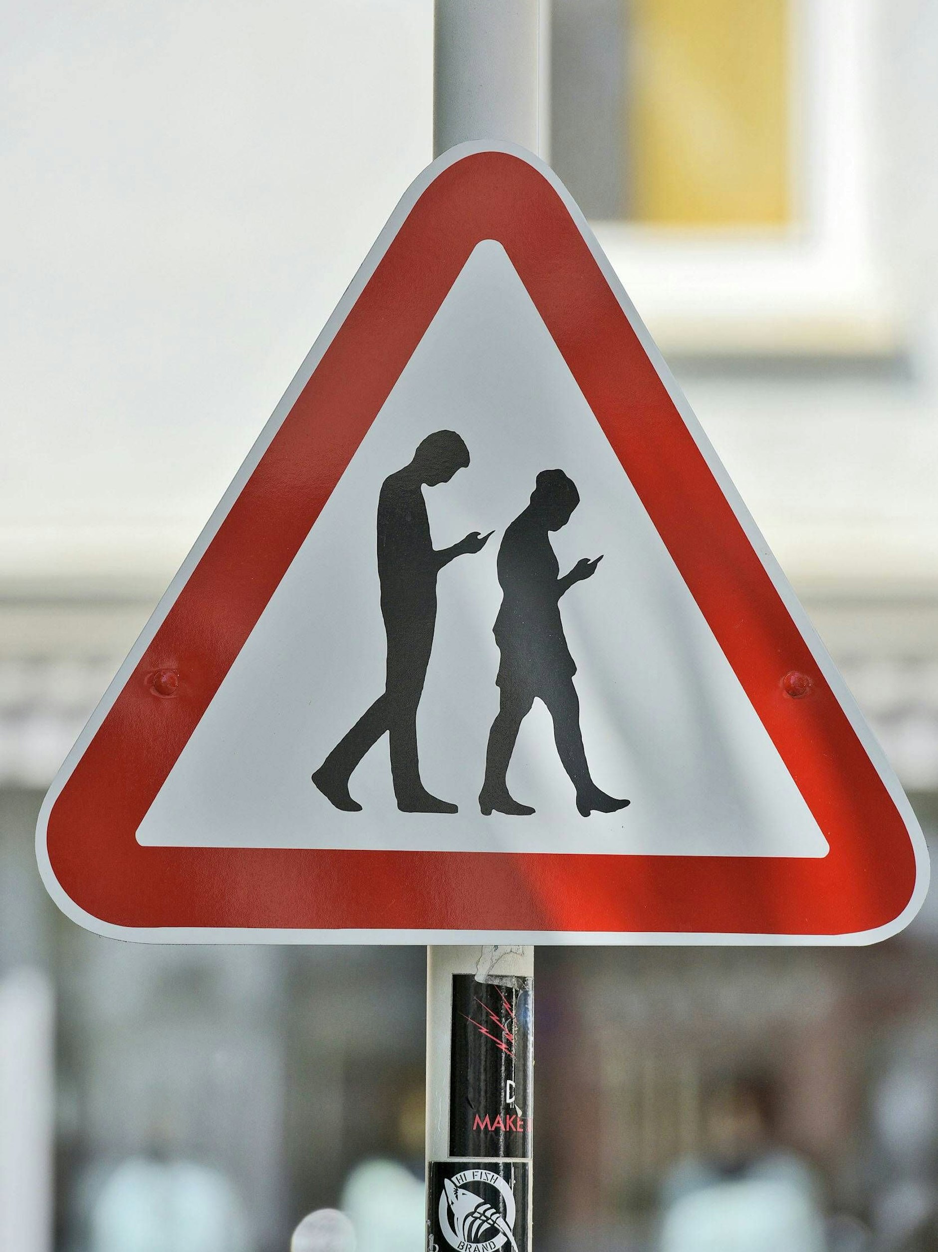 In Reutlingen wird mit so einem Schild vor Smartphone-Zombies gewarnt.