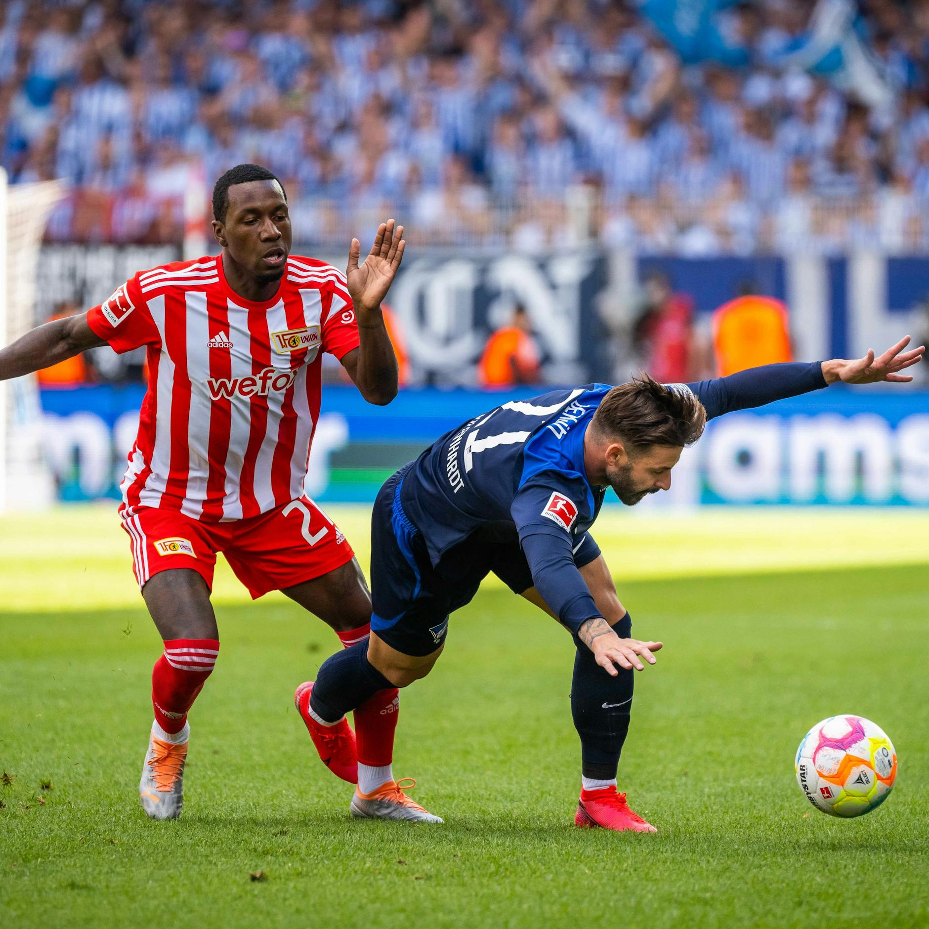 Unions Sheraldo Becker bringt Herthas Kapitän Marvin Plattenhardt zu Fall.