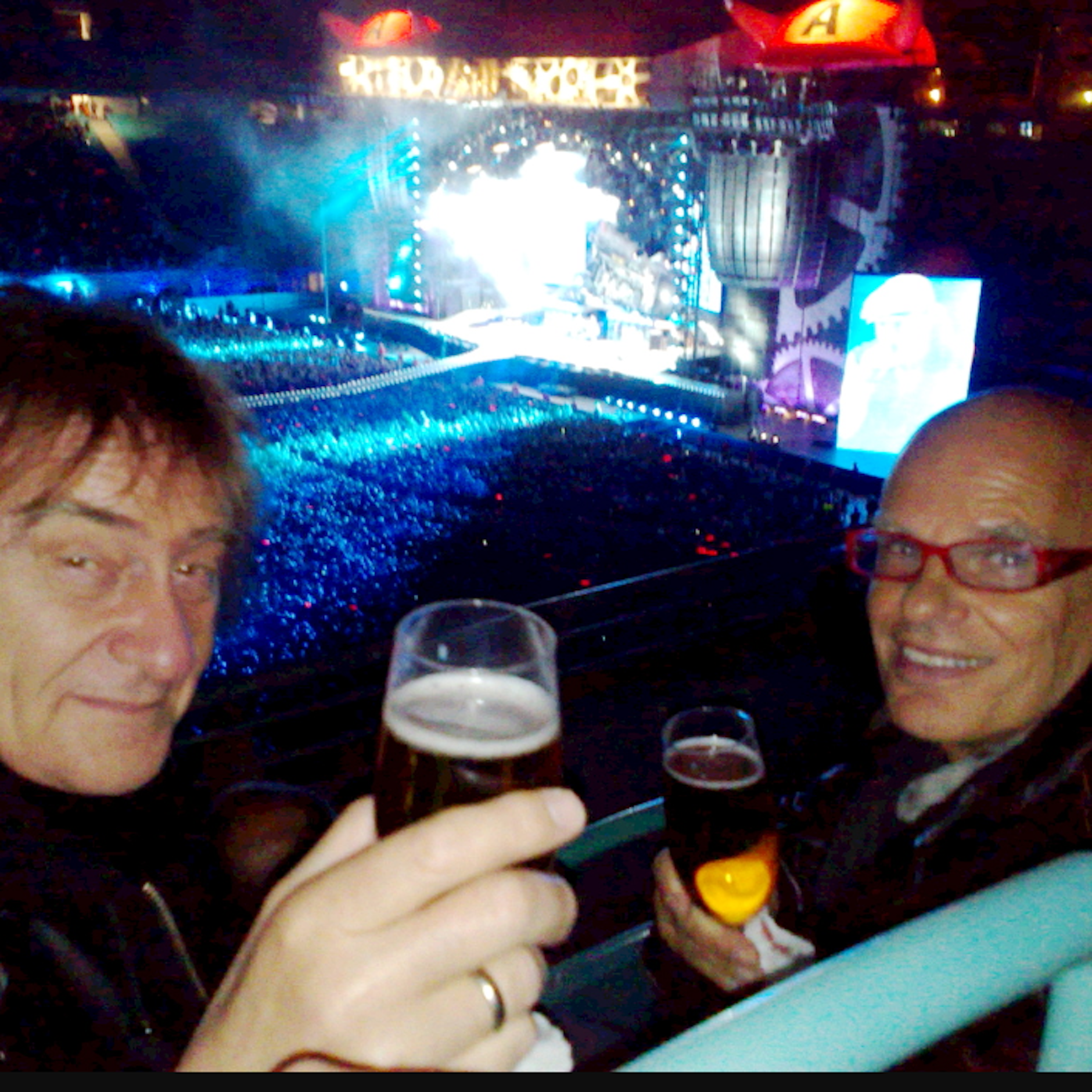 Selfie bei „Highway To Hell“: Dieter „Maschine“ Birr mit City-Gitarrist Fritz Puppel (City) bei einem AC/DC-Konzert (2009).