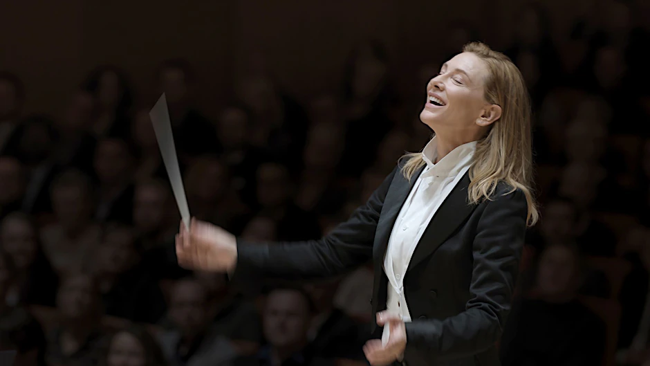 HANDOUT - Cate Blanchett als Chefdirigentin Lydia Tar in einer Szene des Films «TÁR».  es/Universal Pictures /dpa